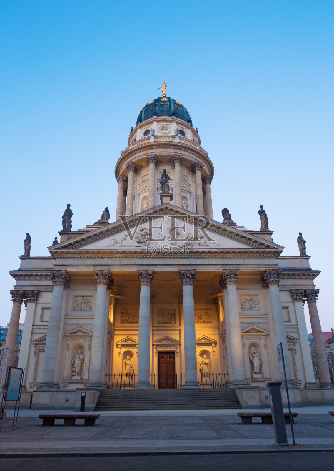 柏林——黄昏时分的德国教堂和宪兵市场广场。照片摄影图片