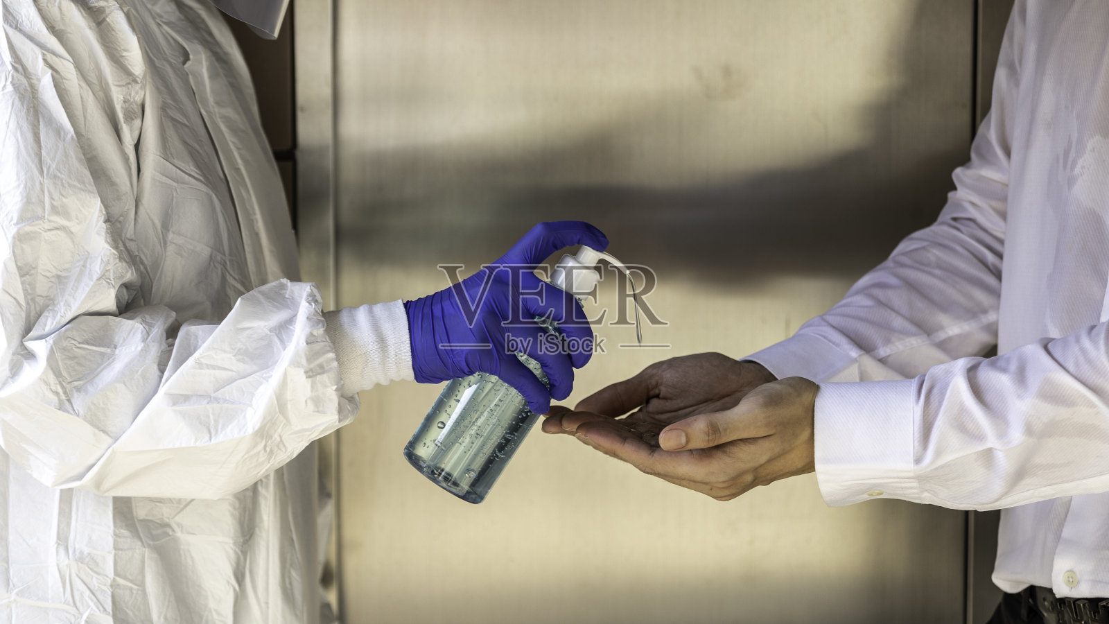 使用酒精凝胶有助于预防COVID-19爆发照片摄影图片