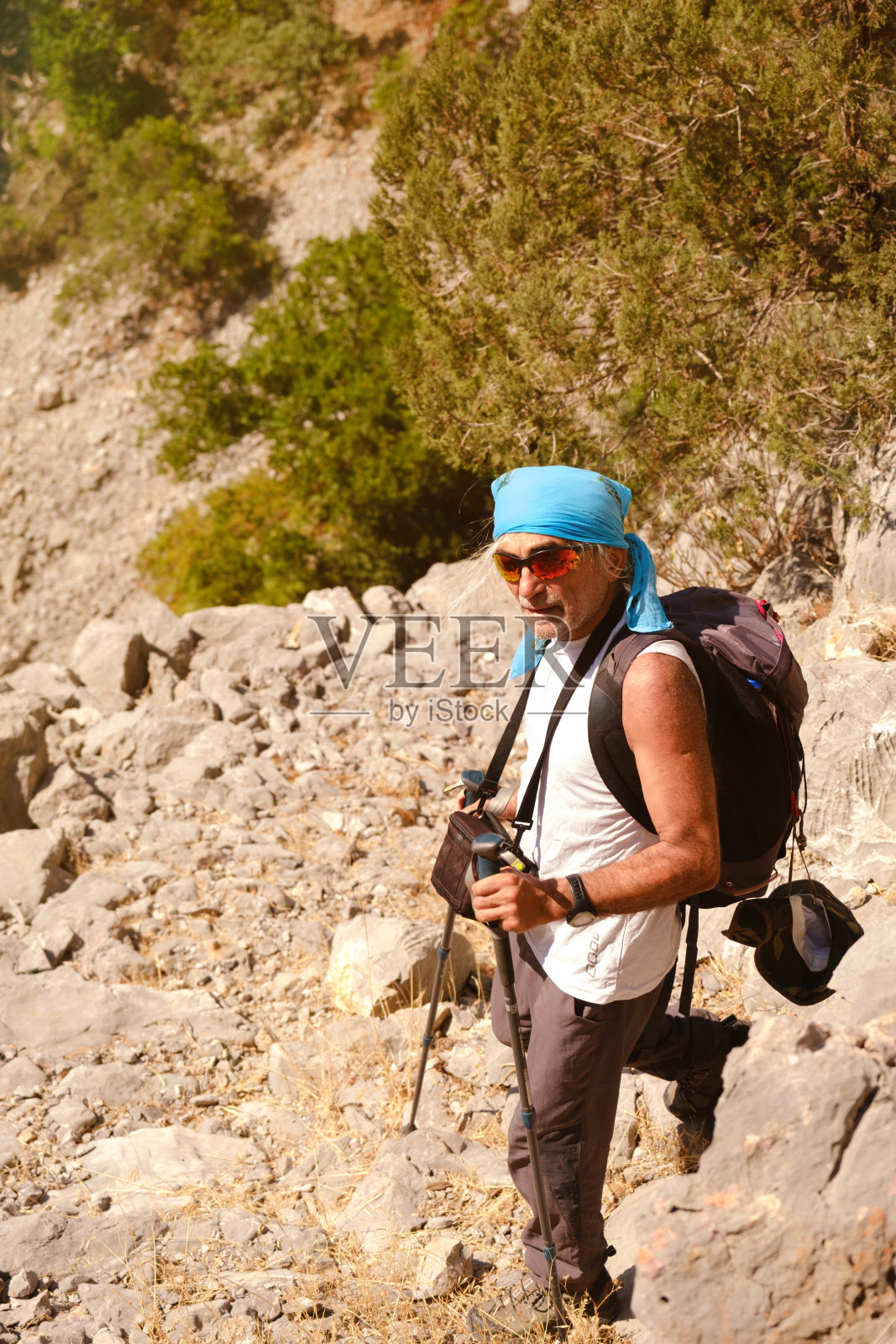 走路的人摆出自信的姿势照片摄影图片