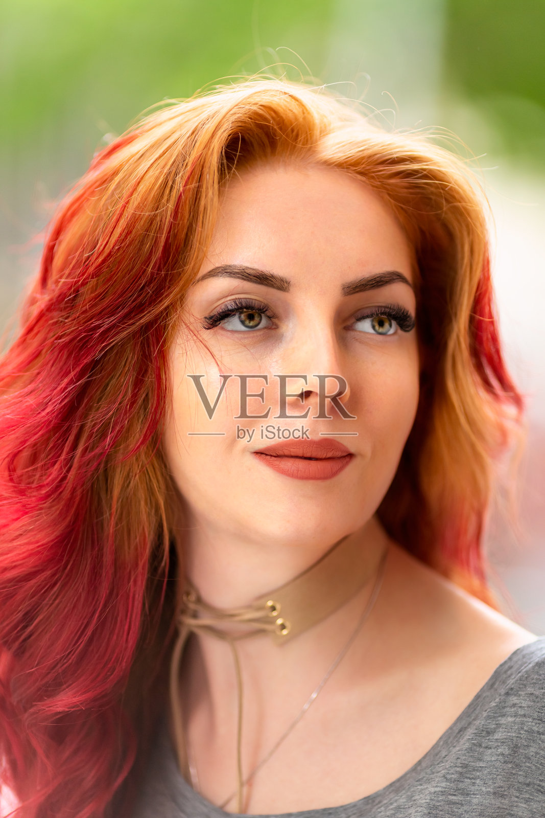 红头发女人照片摄影图片