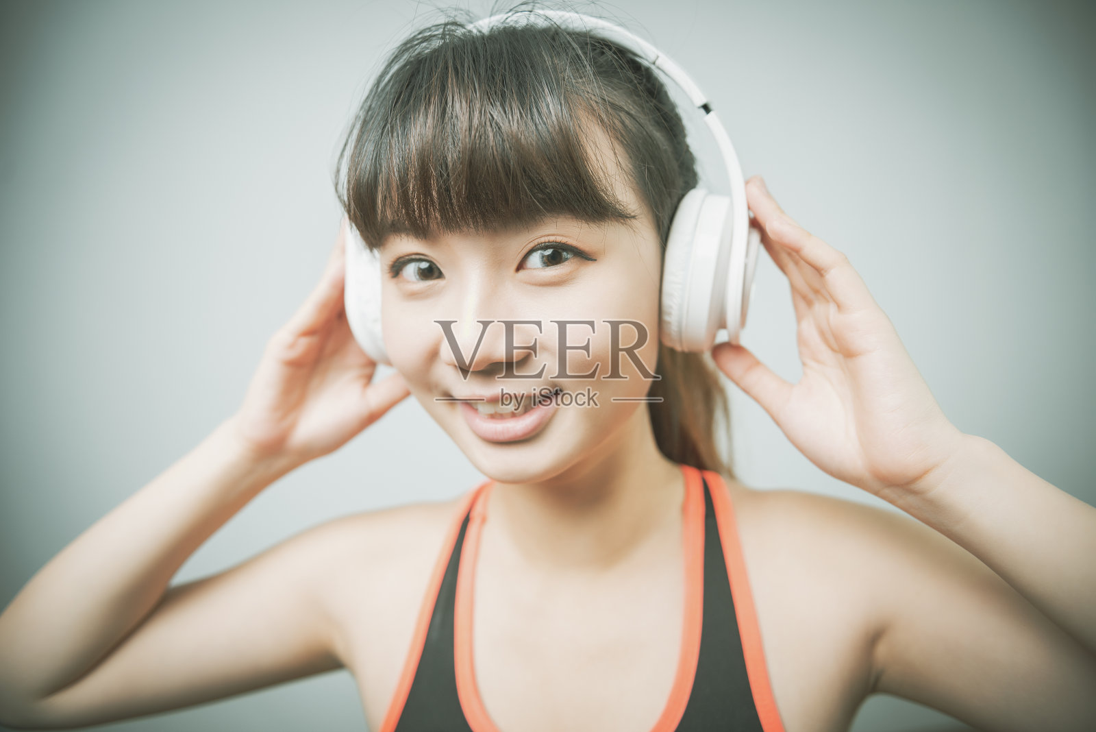 亚洲女性用智能手机听音乐照片摄影图片