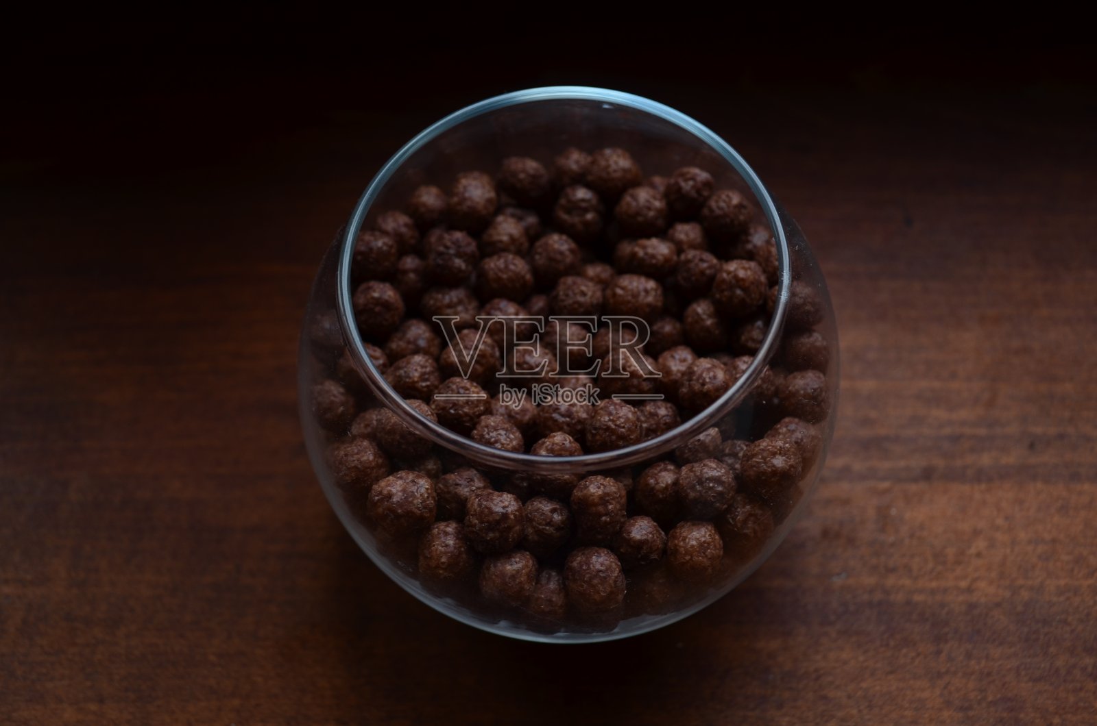 咖啡球在一个美丽的透明玻璃在黑暗的背景照片摄影图片