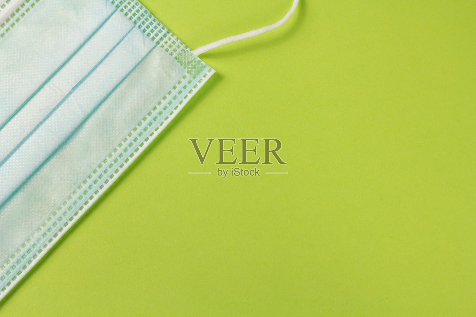 医用防护口罩放在办公桌上照片摄影图片