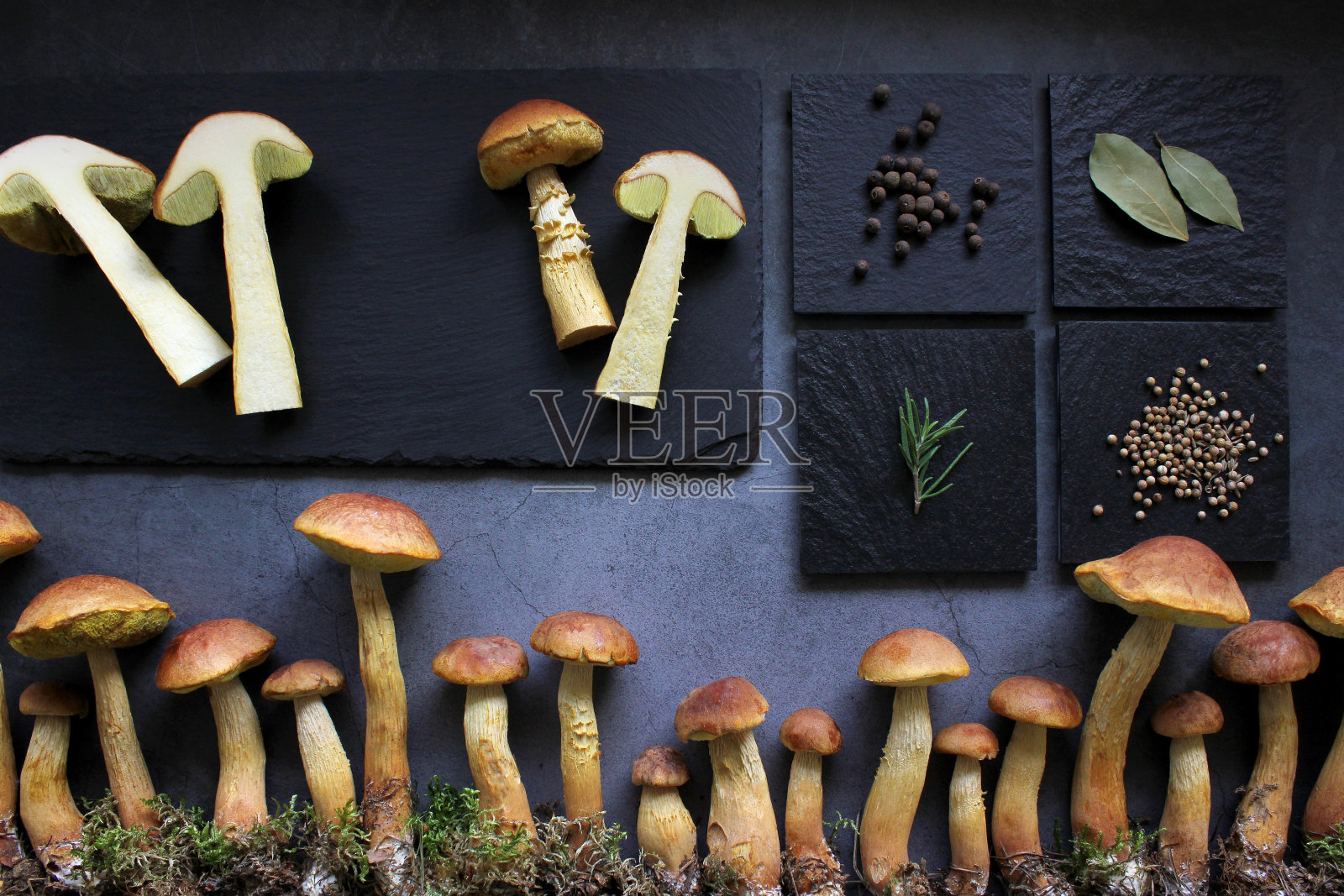 香菇与香料在黑暗的背景。菜单的概念。照片摄影图片