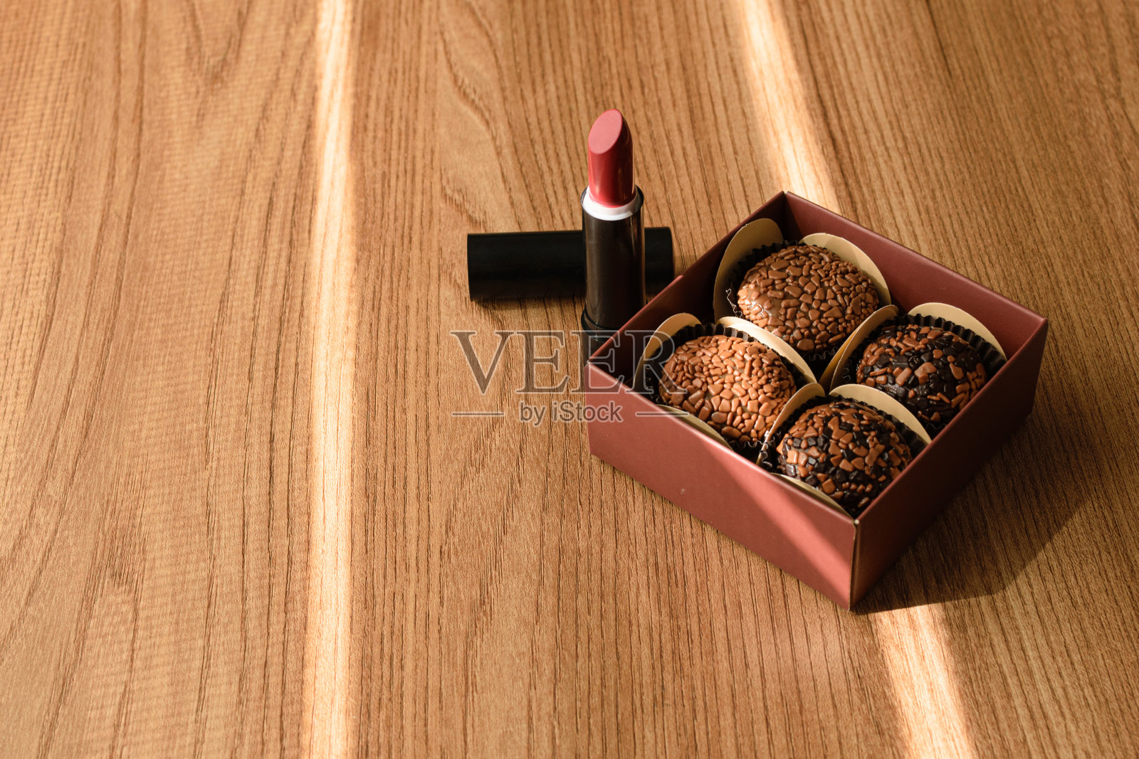 盒子里有4个准将和1个口红被阳光照亮。注意右上方的准将。照片摄影图片