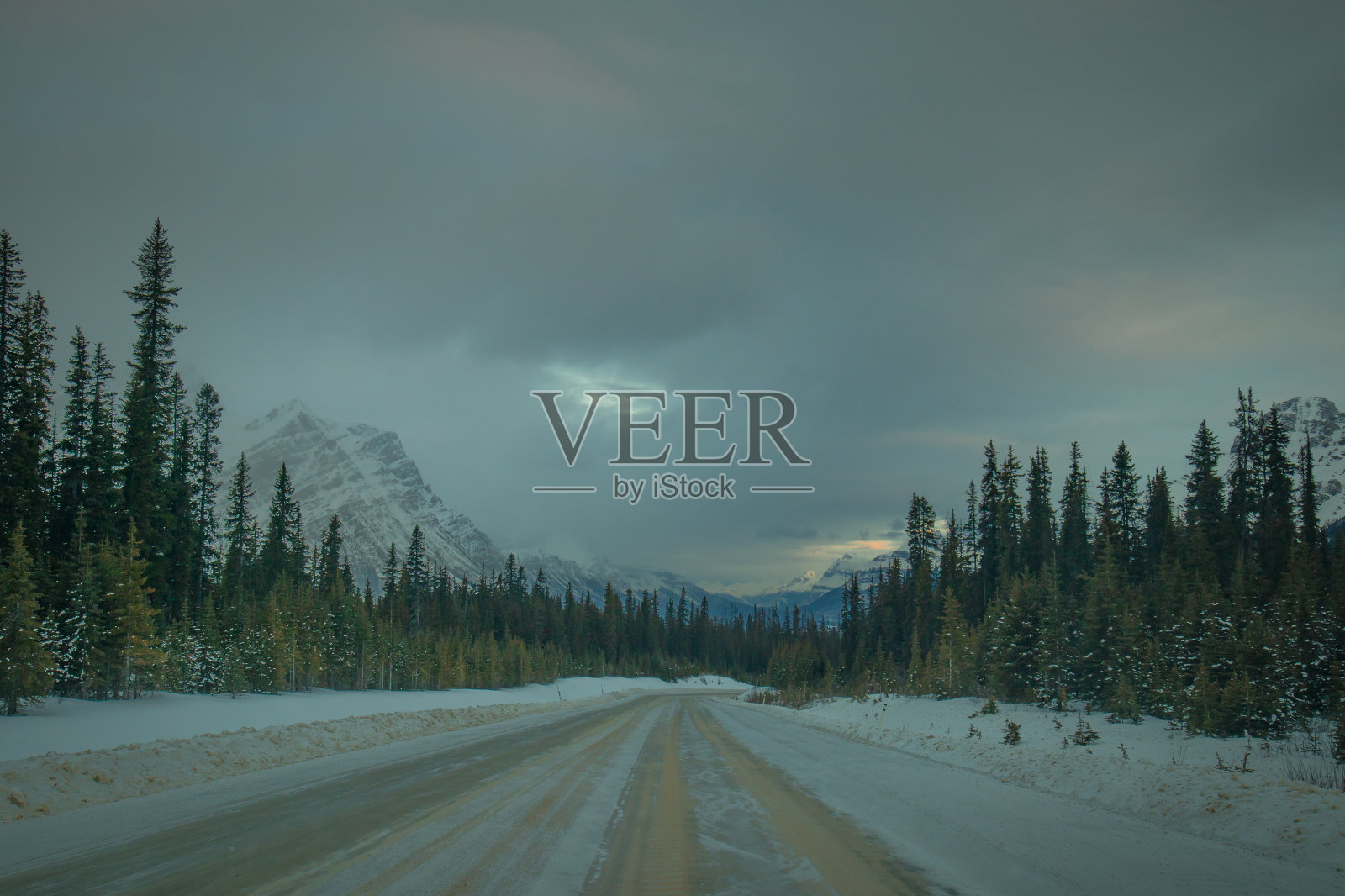 穿越加拿大山脉的冬季公路旅行。照片摄影图片