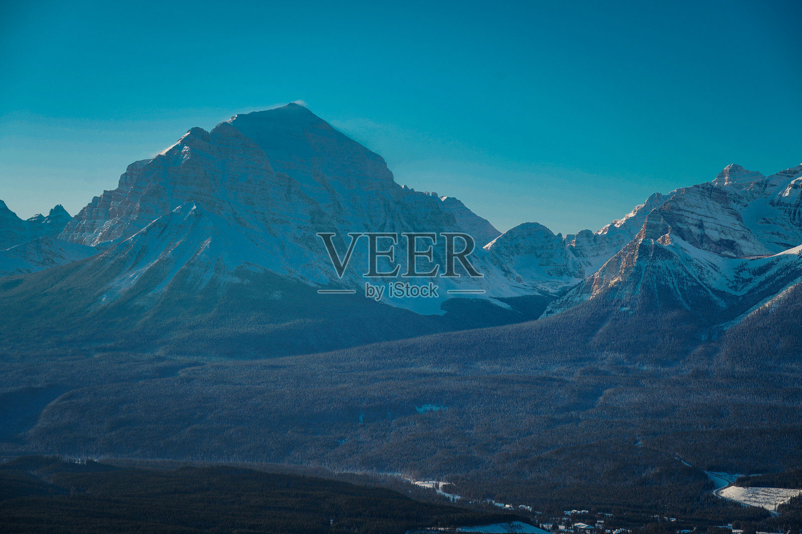 路易斯湖上方的落基山脉全景照片摄影图片