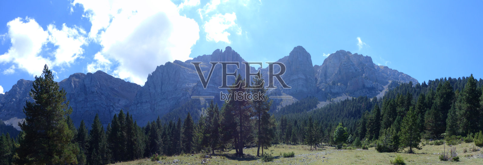 普拉特德尔的草地和山脉的全景Cadí, Cadí-Moixeró自然公园,拉瑟丹亚,加泰罗尼亚。照片摄影图片