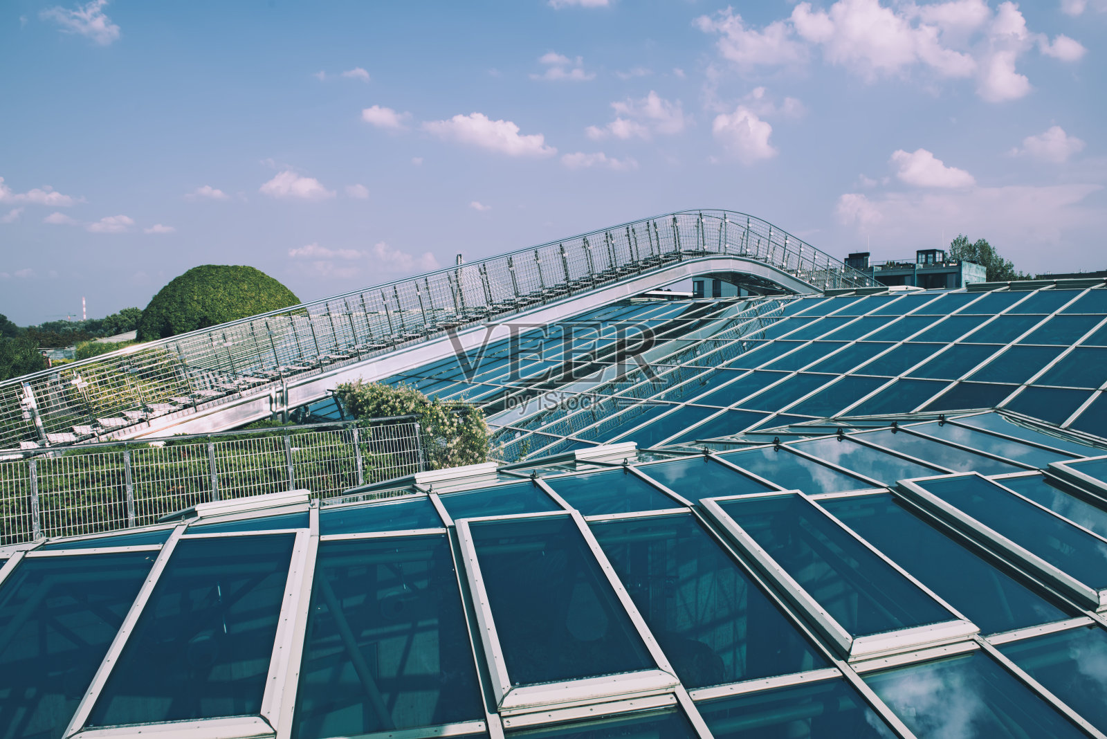 华沙图书馆花园照片摄影图片