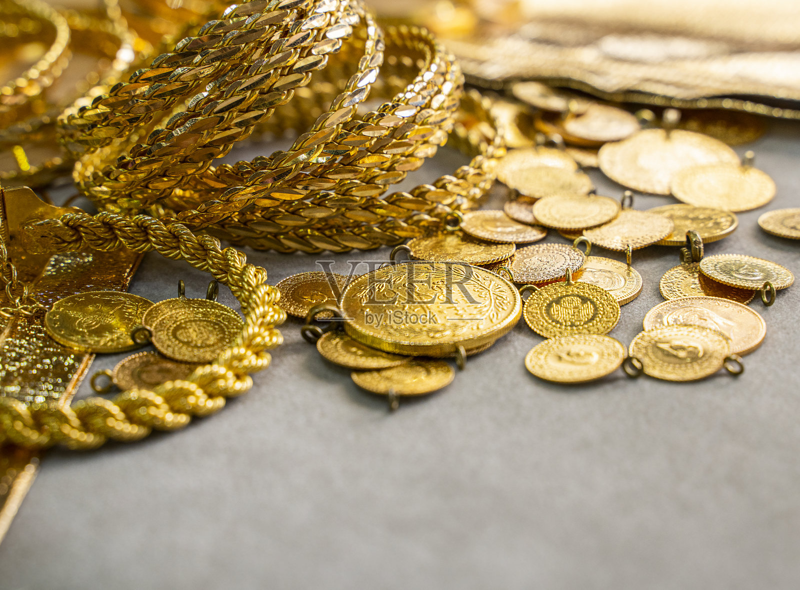特写的黄金珠宝和金币在商店出售照片摄影图片