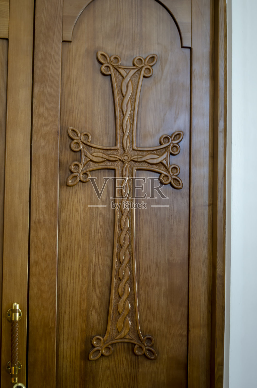 教堂门上的木制装饰十字架。照片摄影图片