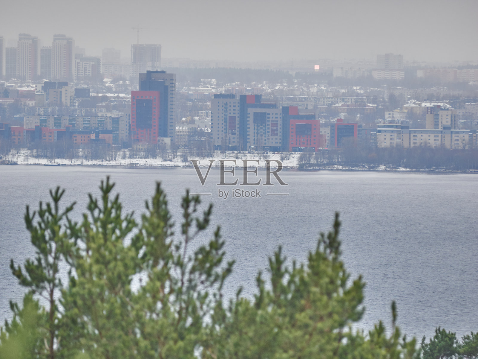 在湖对面的城市。彼得罗扎沃茨克。俄罗斯照片摄影图片