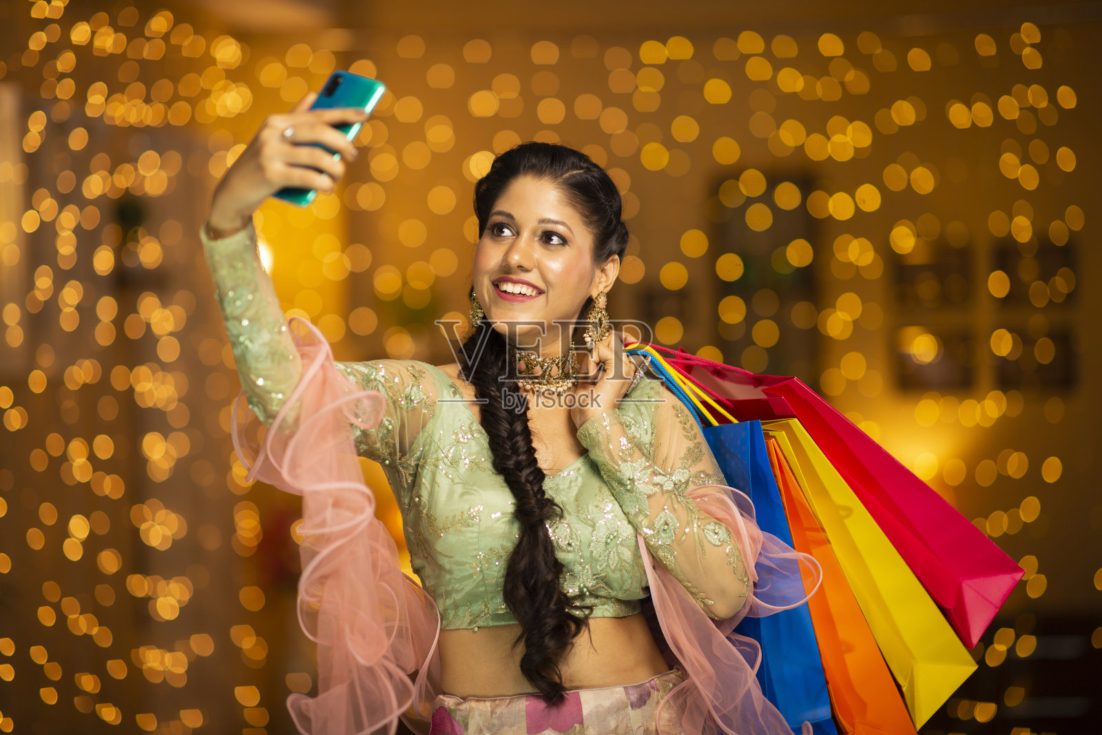 年轻女子庆祝排灯节-库存照片照片摄影图片