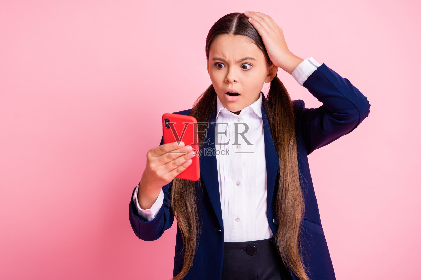 她的肖像,她漂亮迷人的担心小女孩使用设备应用程序,不喜欢反应浏览媒体,多媒体发布社交网络孤立在粉红色柔和的颜色背景照片摄影图片