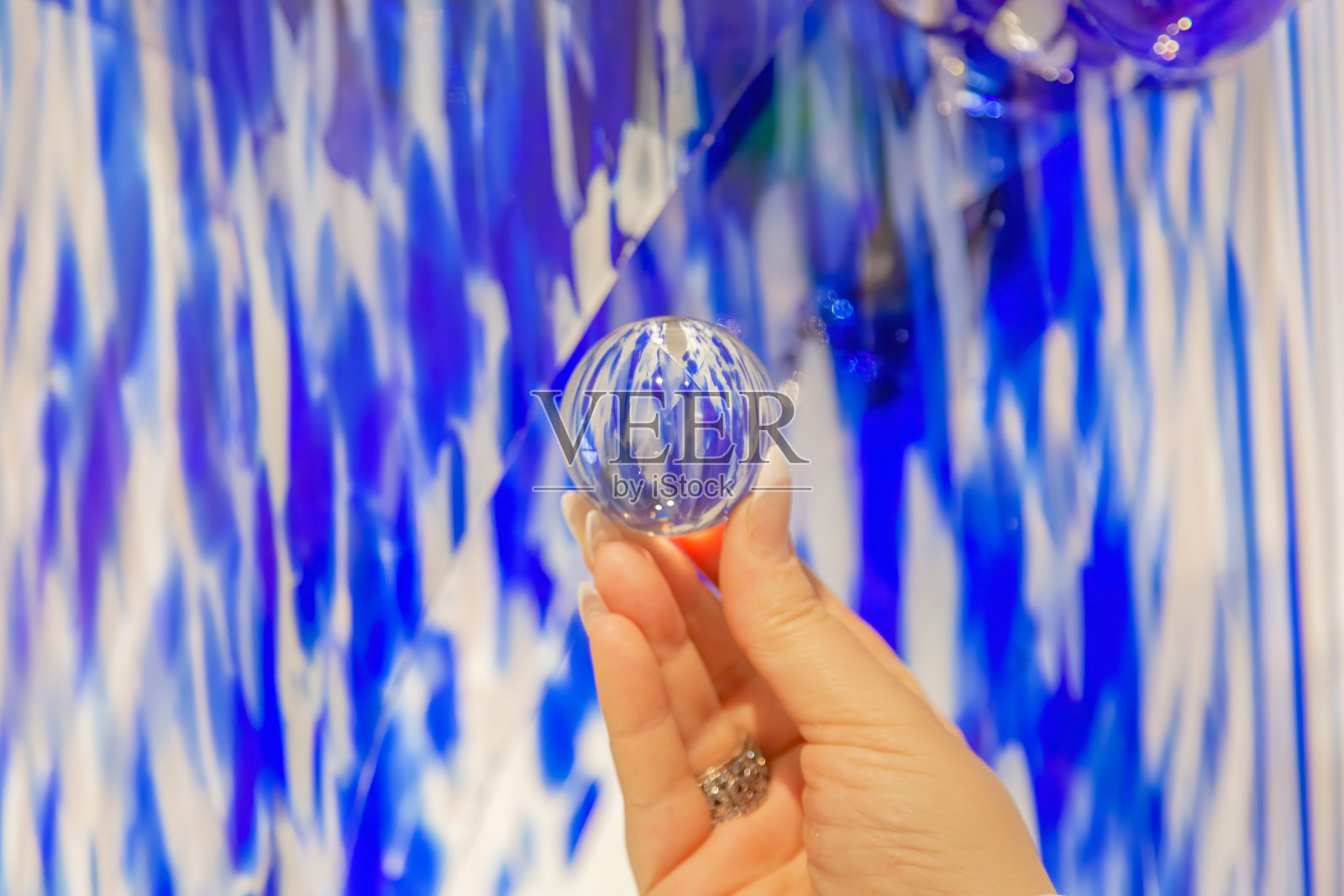 带有抽象反射的小玻璃球照片摄影图片