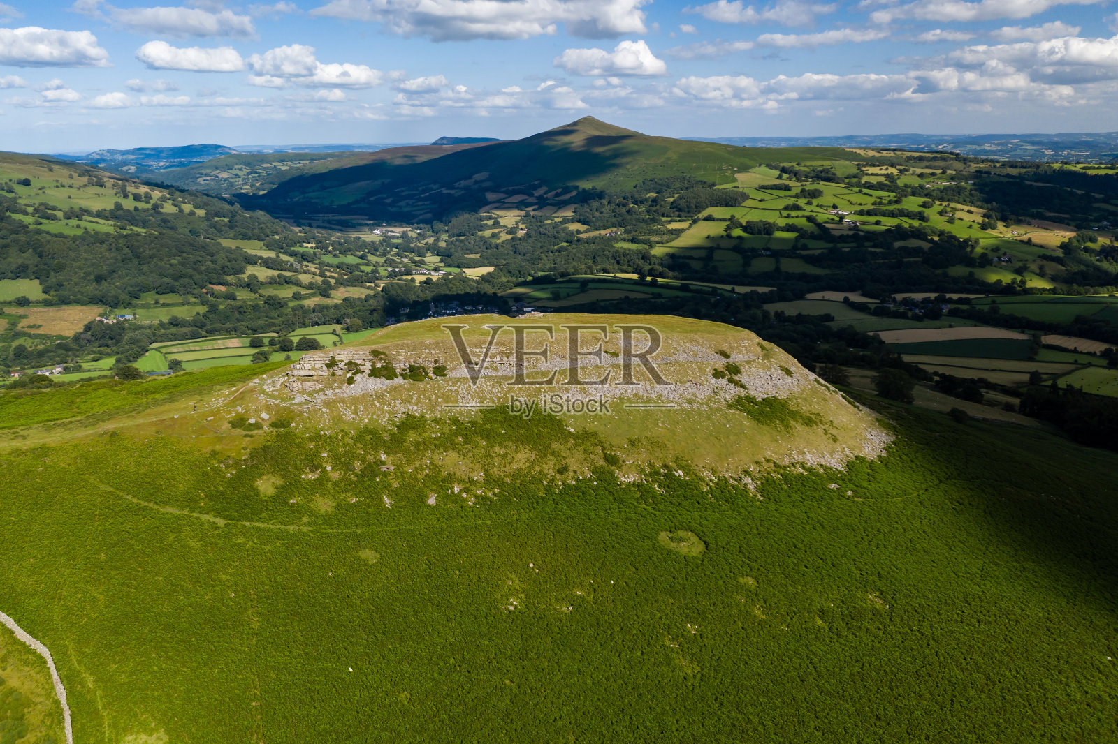 Crickhowell和周围环境的鸟瞰图照片摄影图片