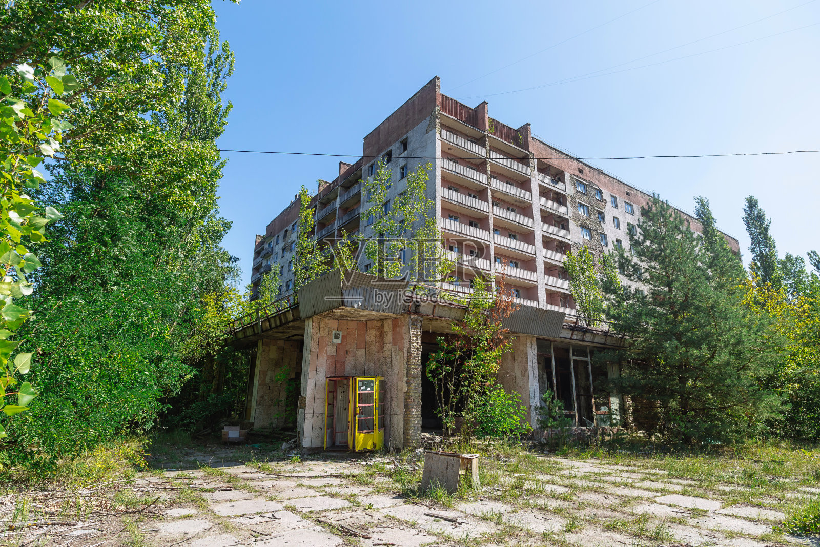 位于切尔诺贝利地区普里皮亚季市中心的一座废弃建筑附近的电话亭照片摄影图片