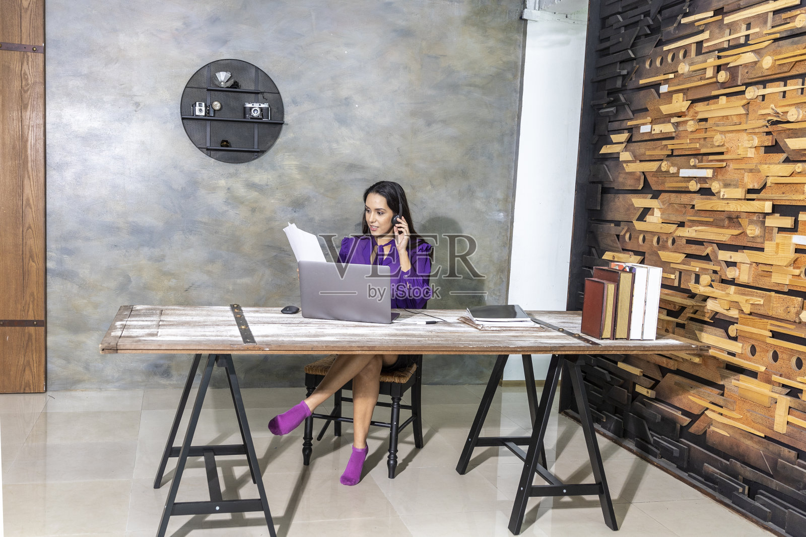 女性在家里工作的新常态照片摄影图片