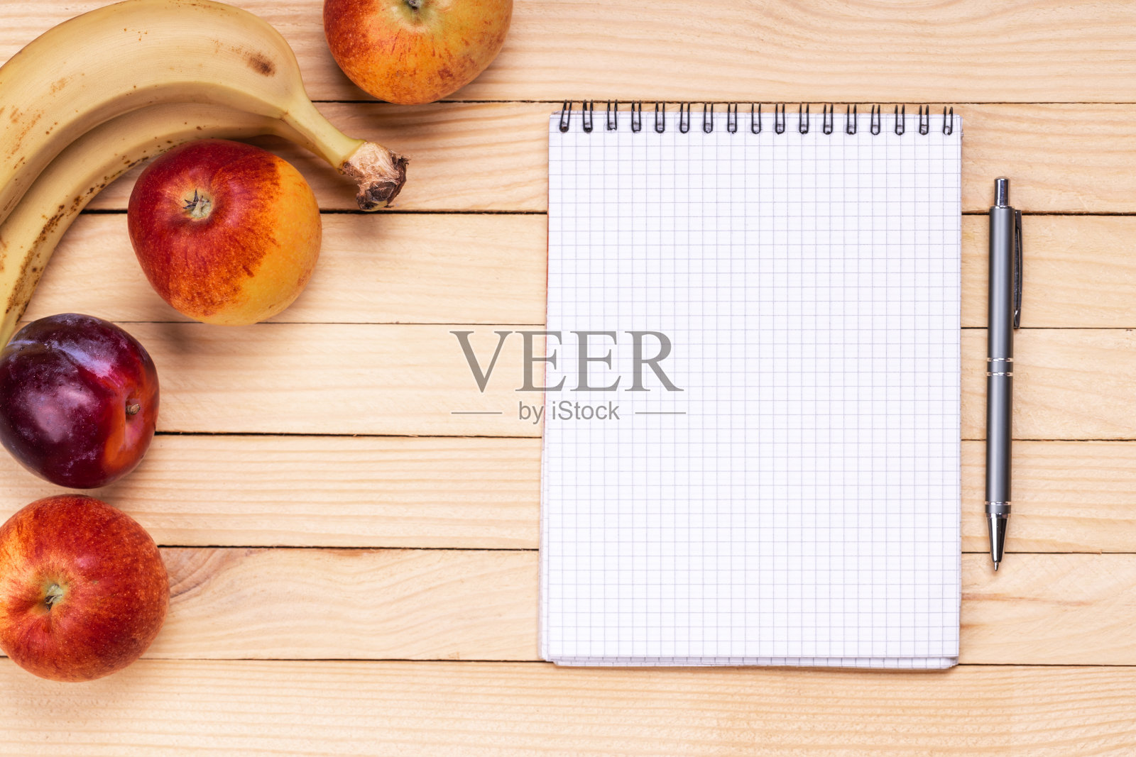 健康饮食概念。上面的观点为木制书桌和新鲜水果在它。空白便条本照片摄影图片
