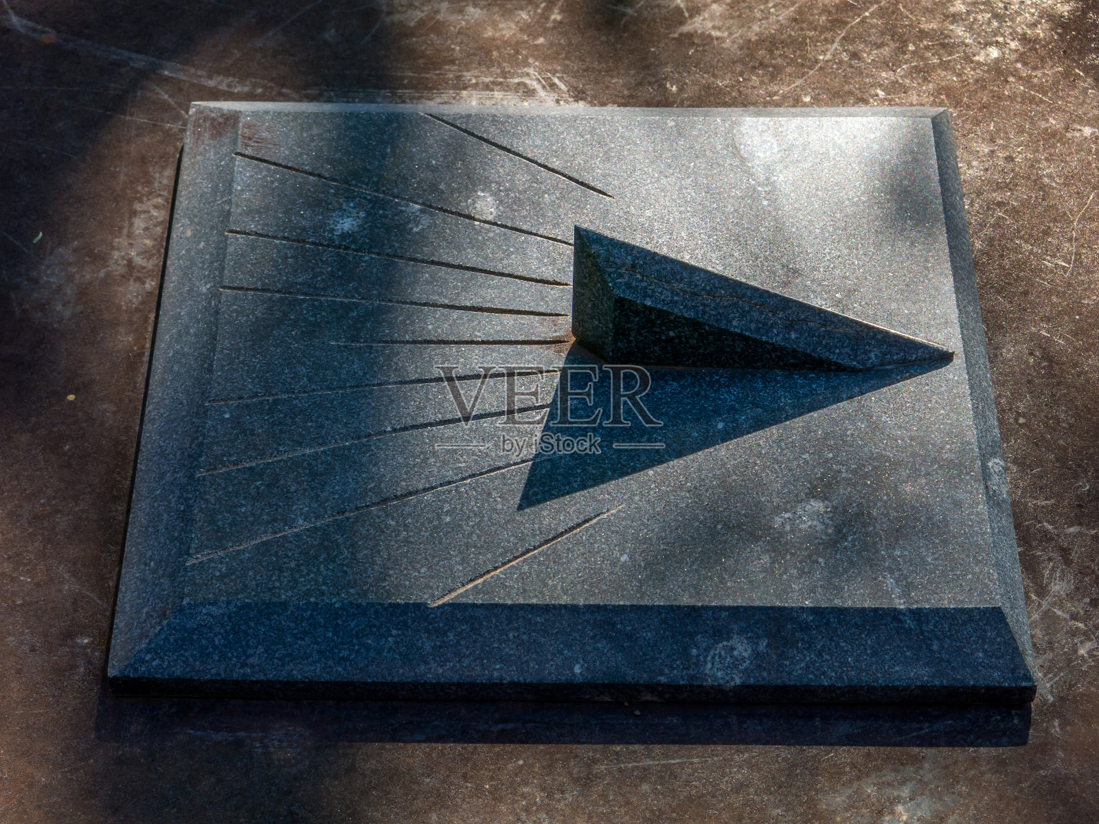 花岗岩日晷:花岗岩桌上的日钟照片摄影图片