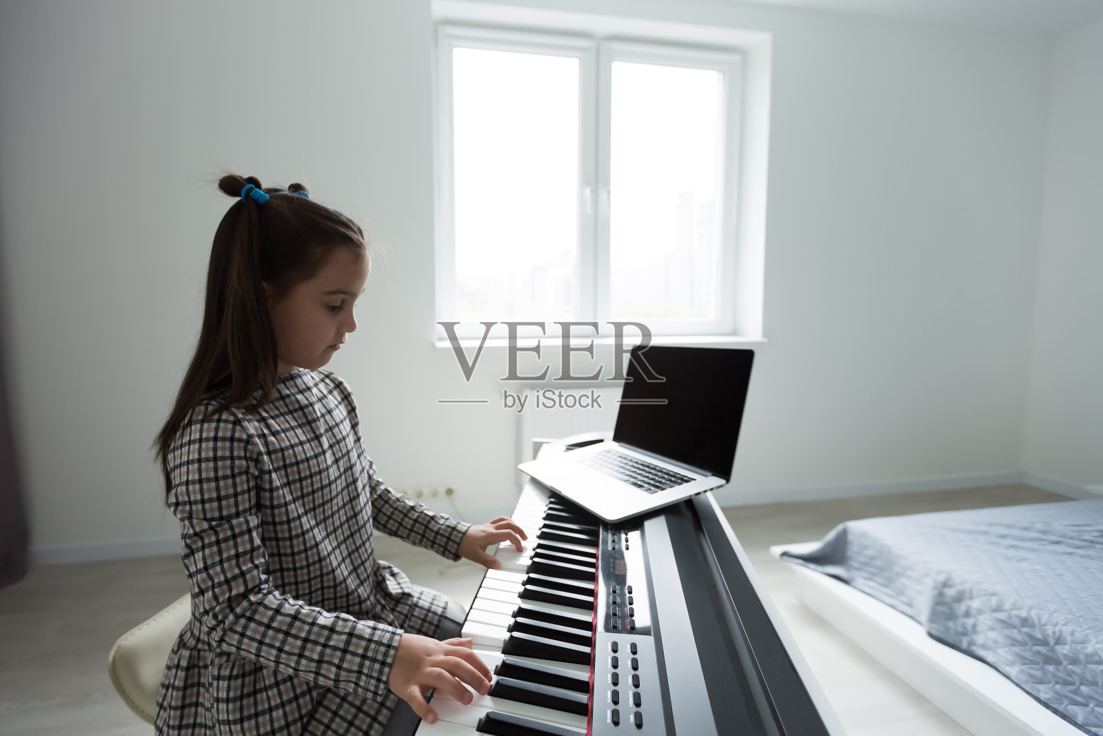 小女孩用笔记本电脑在线学习照片摄影图片