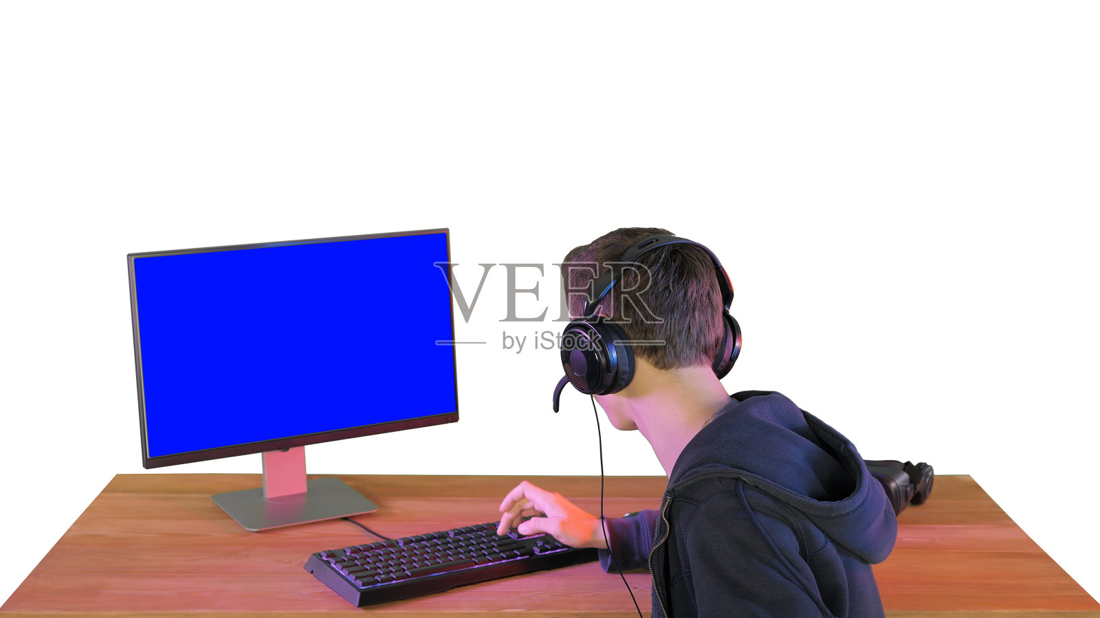 玩家对着屏幕上的摄像机谈论游戏照片摄影图片