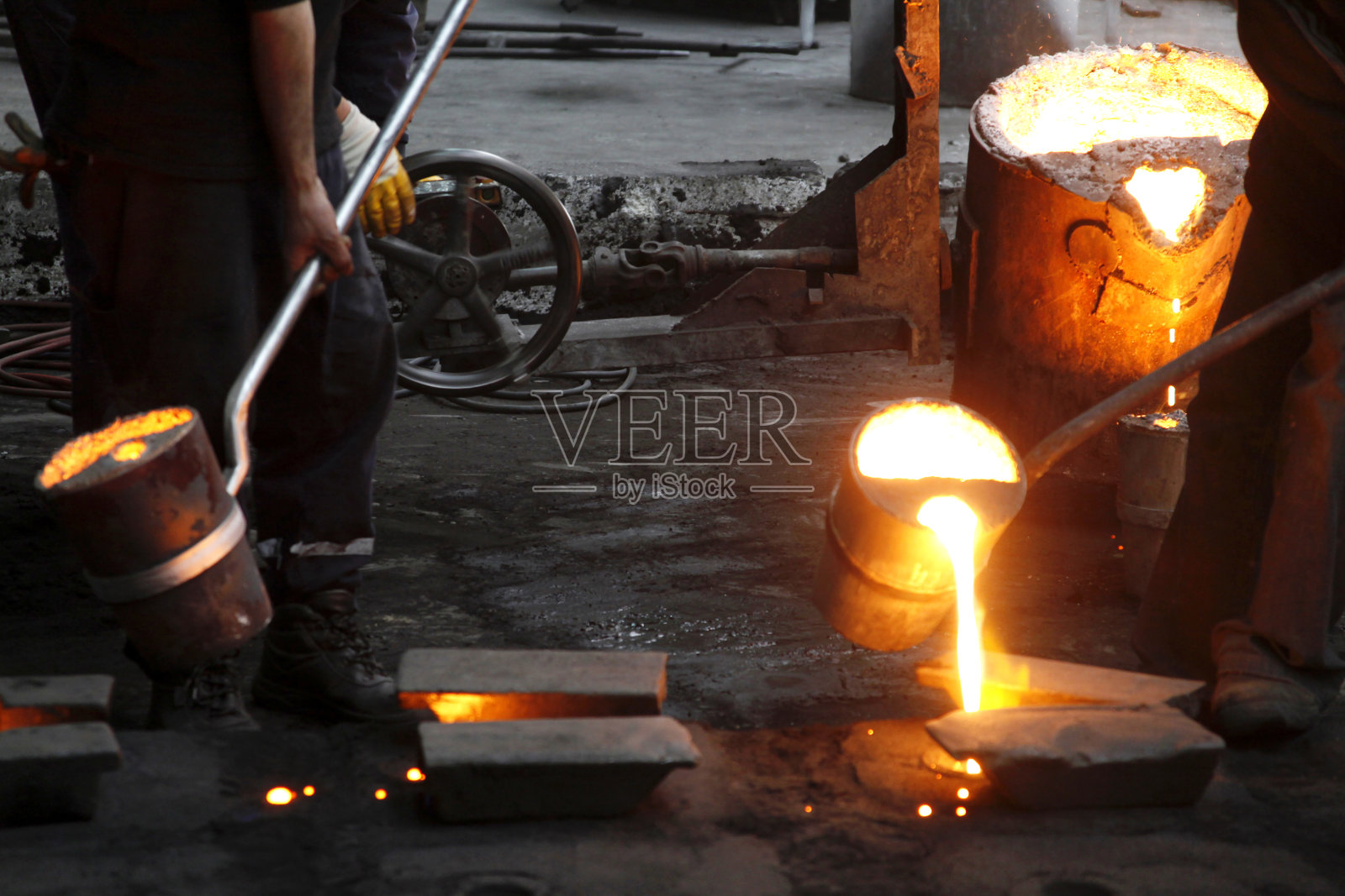 《钢水工业》铸造、熔化、成型、铸造。照片摄影图片