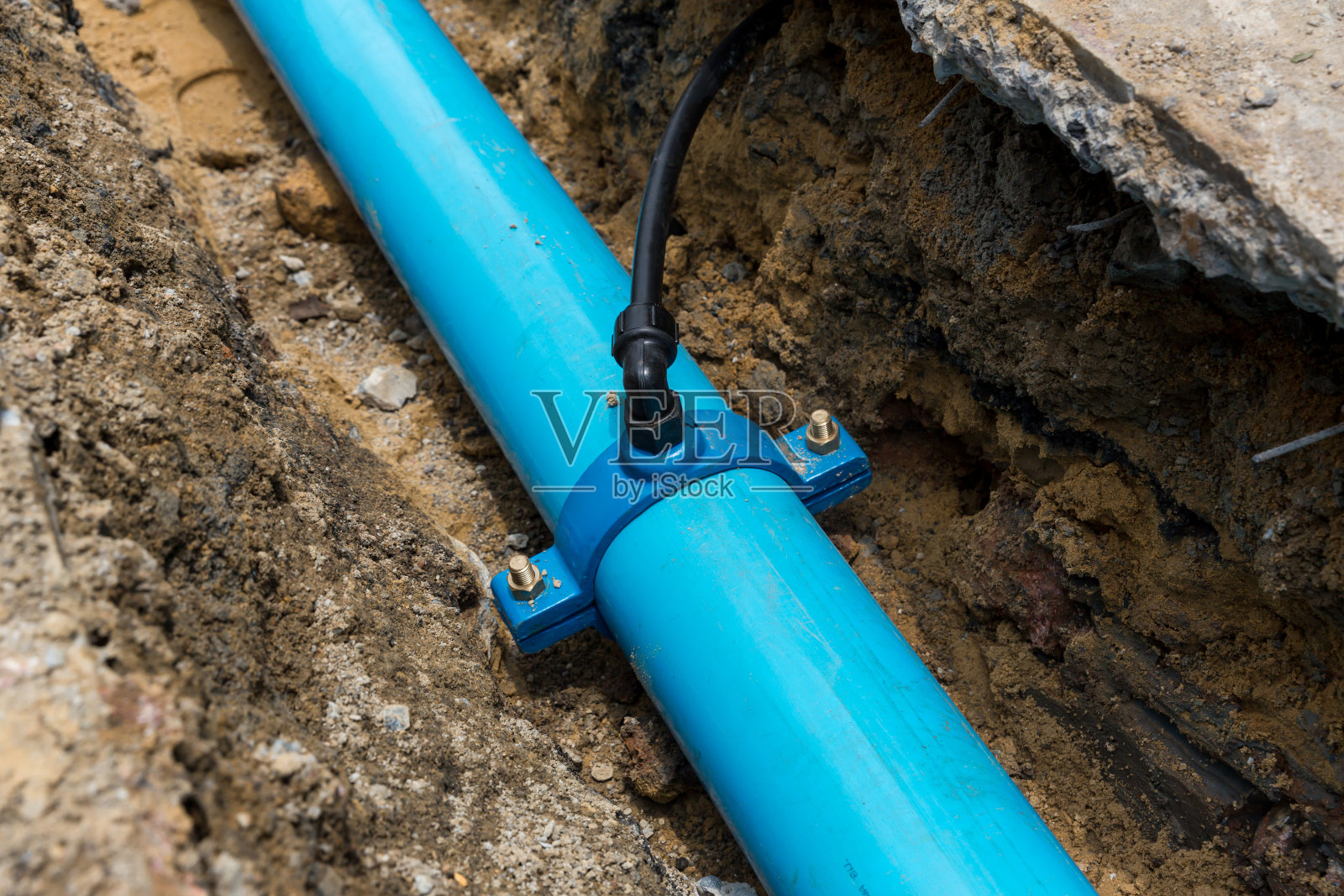 地下有新水管的建筑工地。街道城市污水管道需维修或修复照片摄影图片