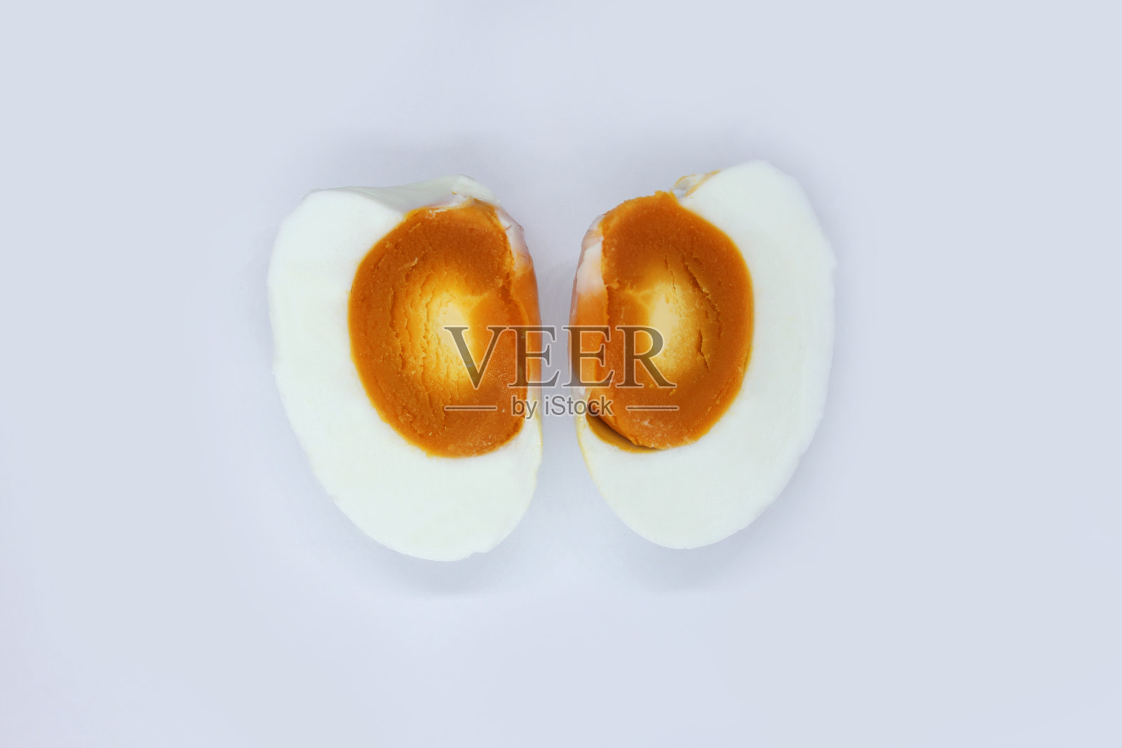 在白色背景下分离的咸蛋照片摄影图片