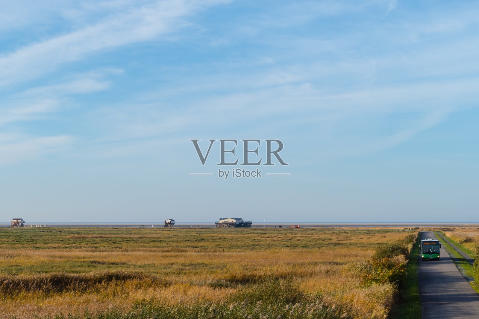 观景圣彼得海滩,巴士在路上照片摄影图片