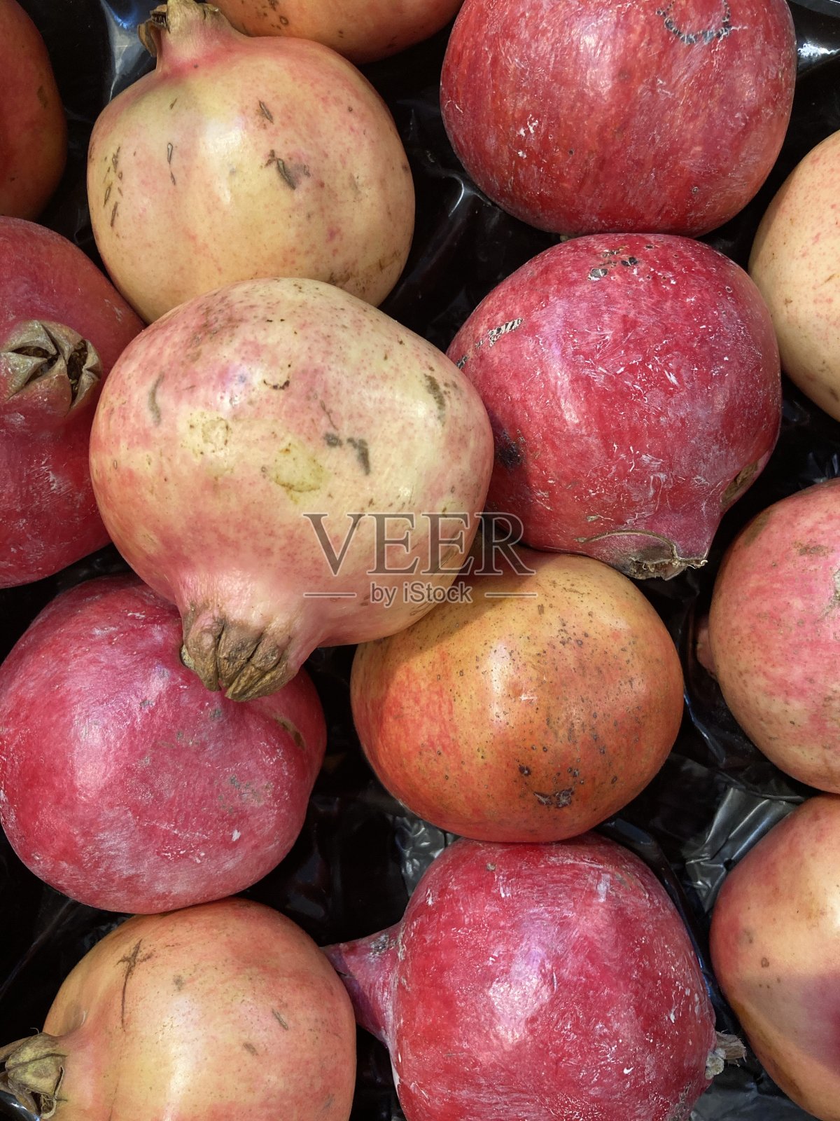 超市展示柜里的石榴照片摄影图片