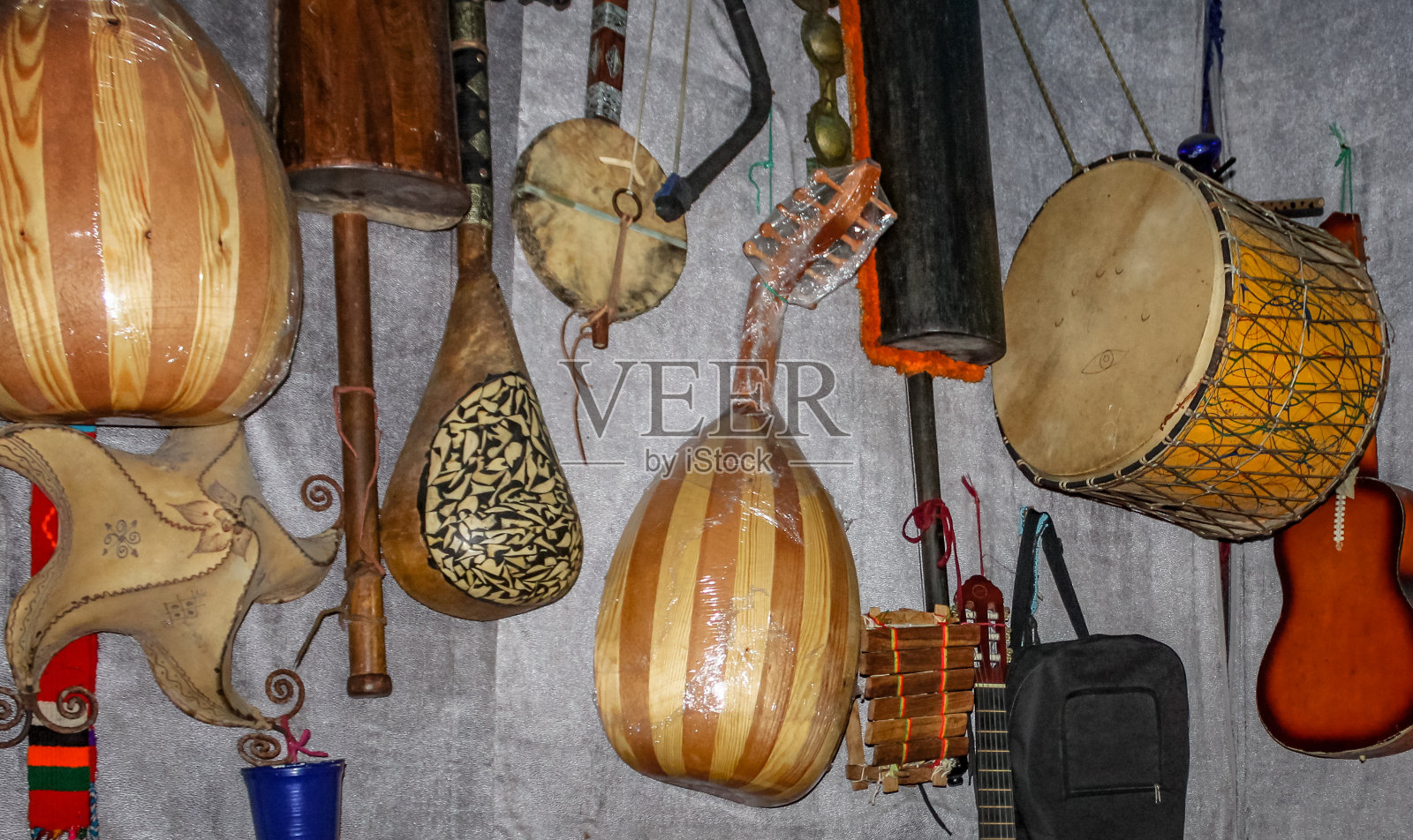墙上挂着非洲乐器照片摄影图片