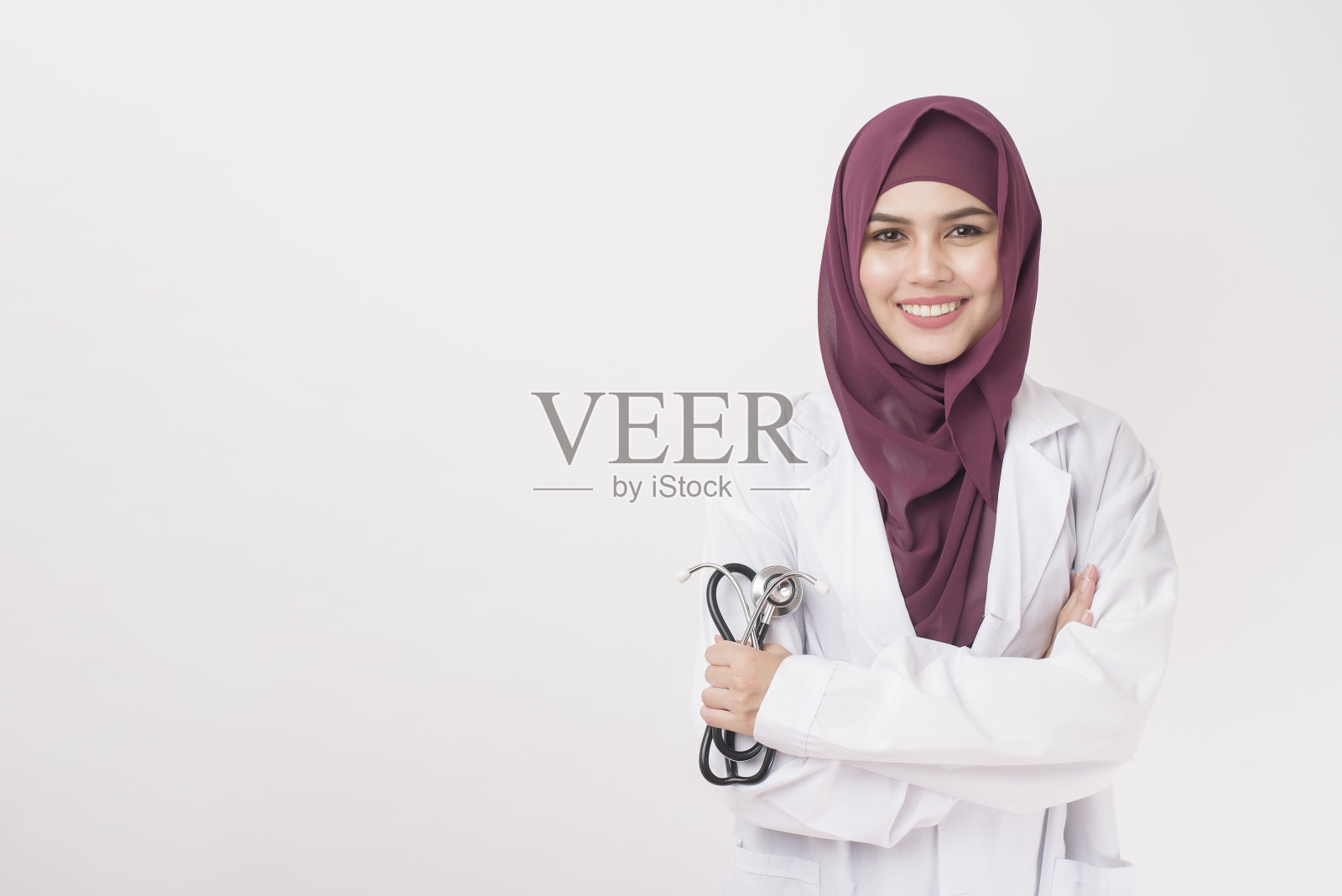 美丽的女医生与头巾肖像上的白色背景照片摄影图片