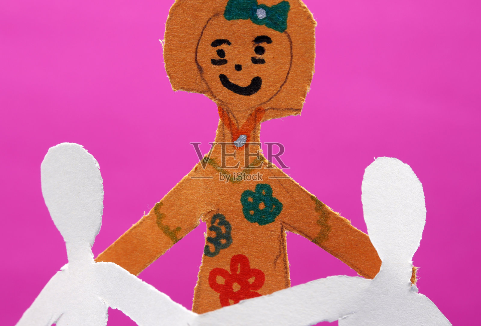 纸人们手拉着手在一起照片摄影图片