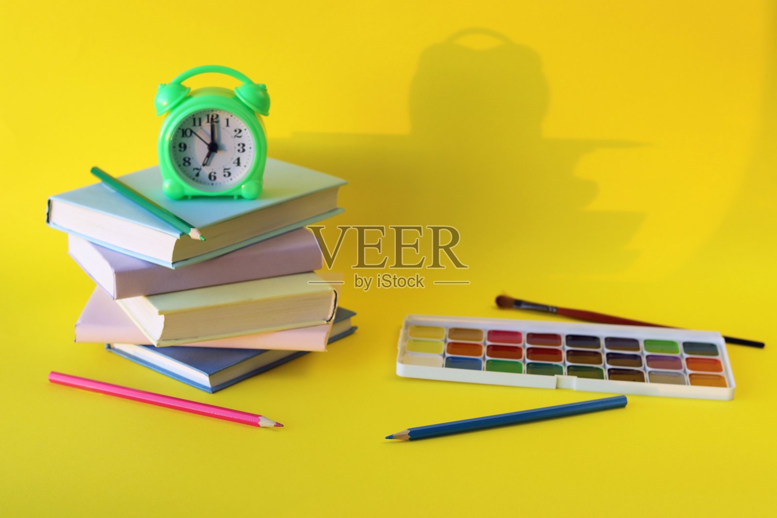 学校文具,桌上闹钟,家里学习理念,回到学校照片摄影图片