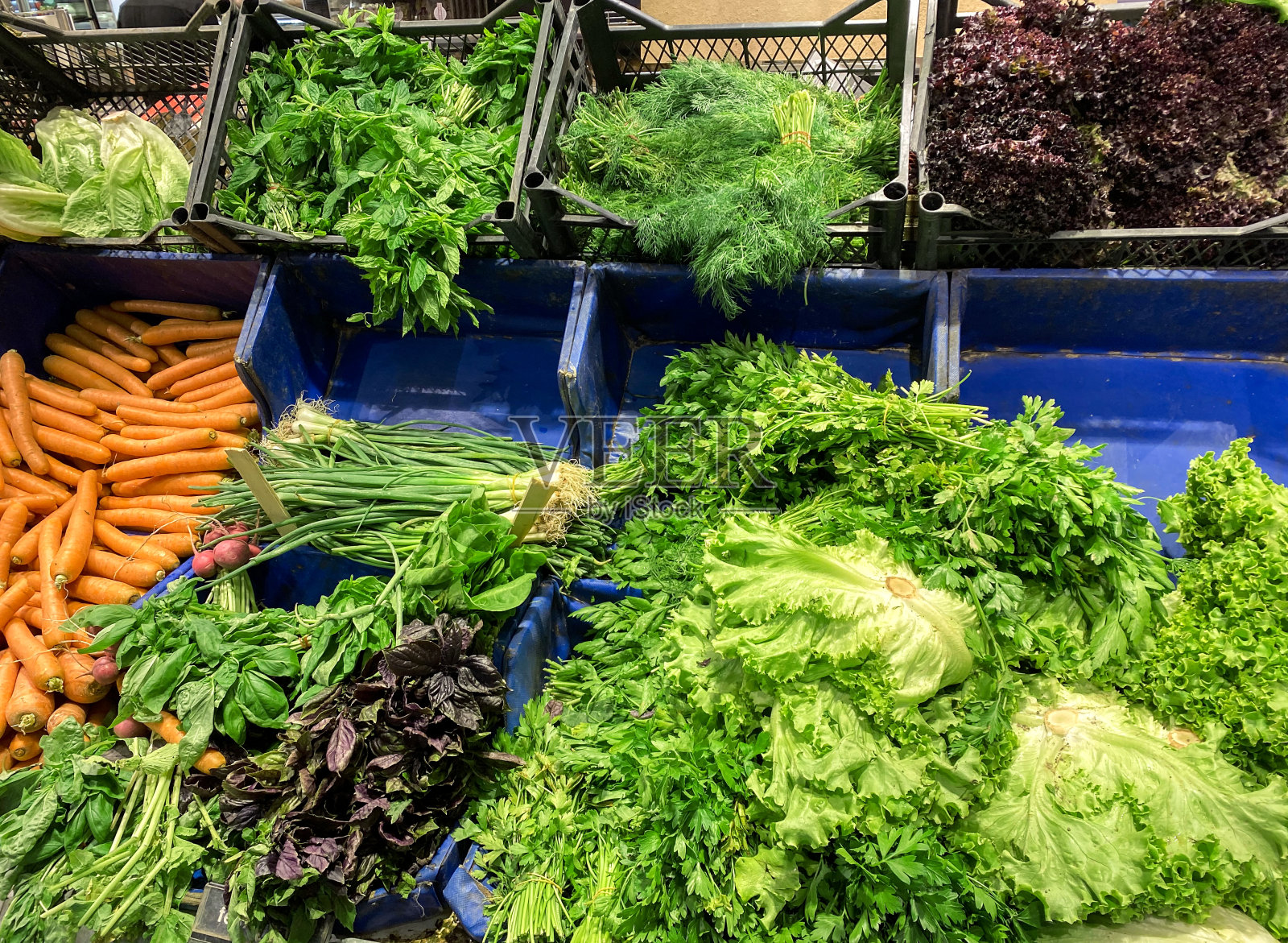 超市货架上的新鲜蔬菜。健康的概念照片摄影图片