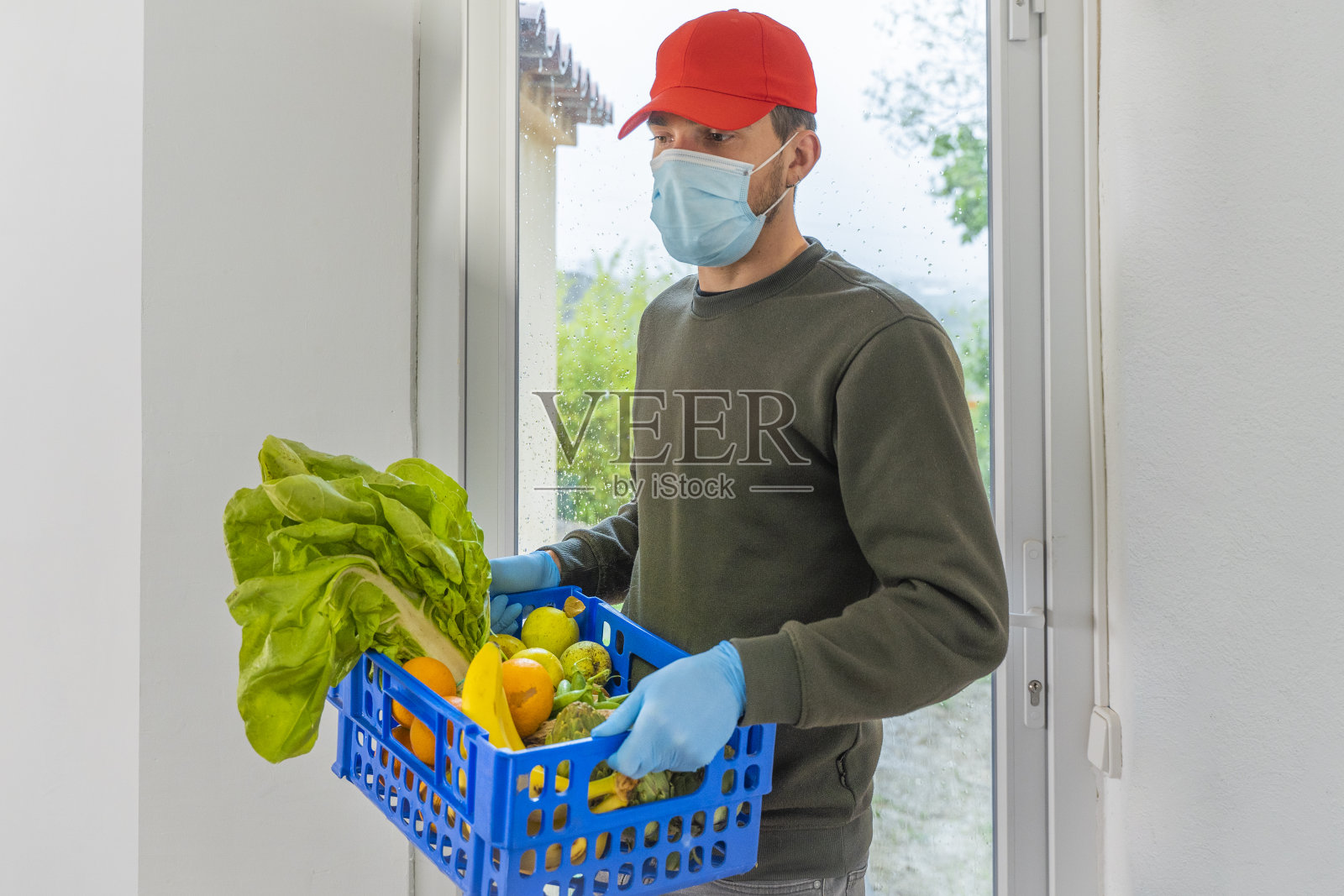 病毒爆发期间送餐上门照片摄影图片