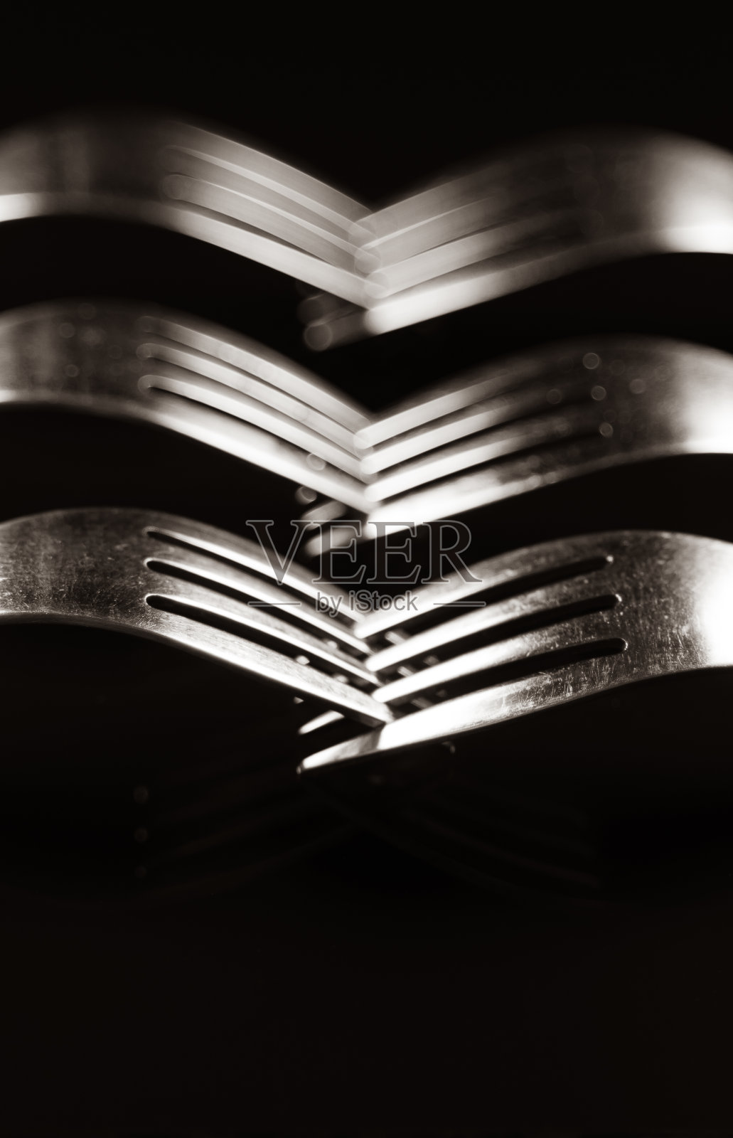 在黑色背景上用叉子做成的构图。照片摄影图片