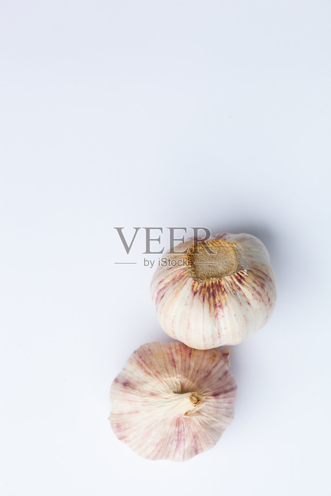 两个蒜头孤立在白色背景上照片摄影图片