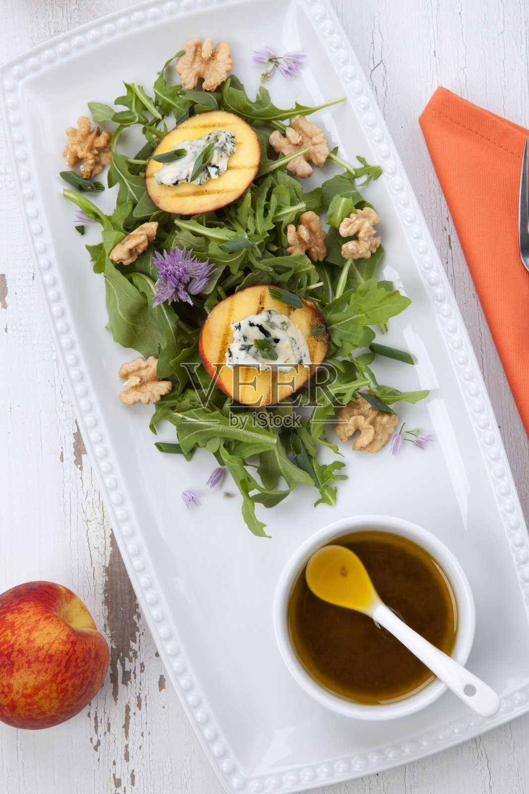 蓝奶酪和桃子沙拉照片摄影图片