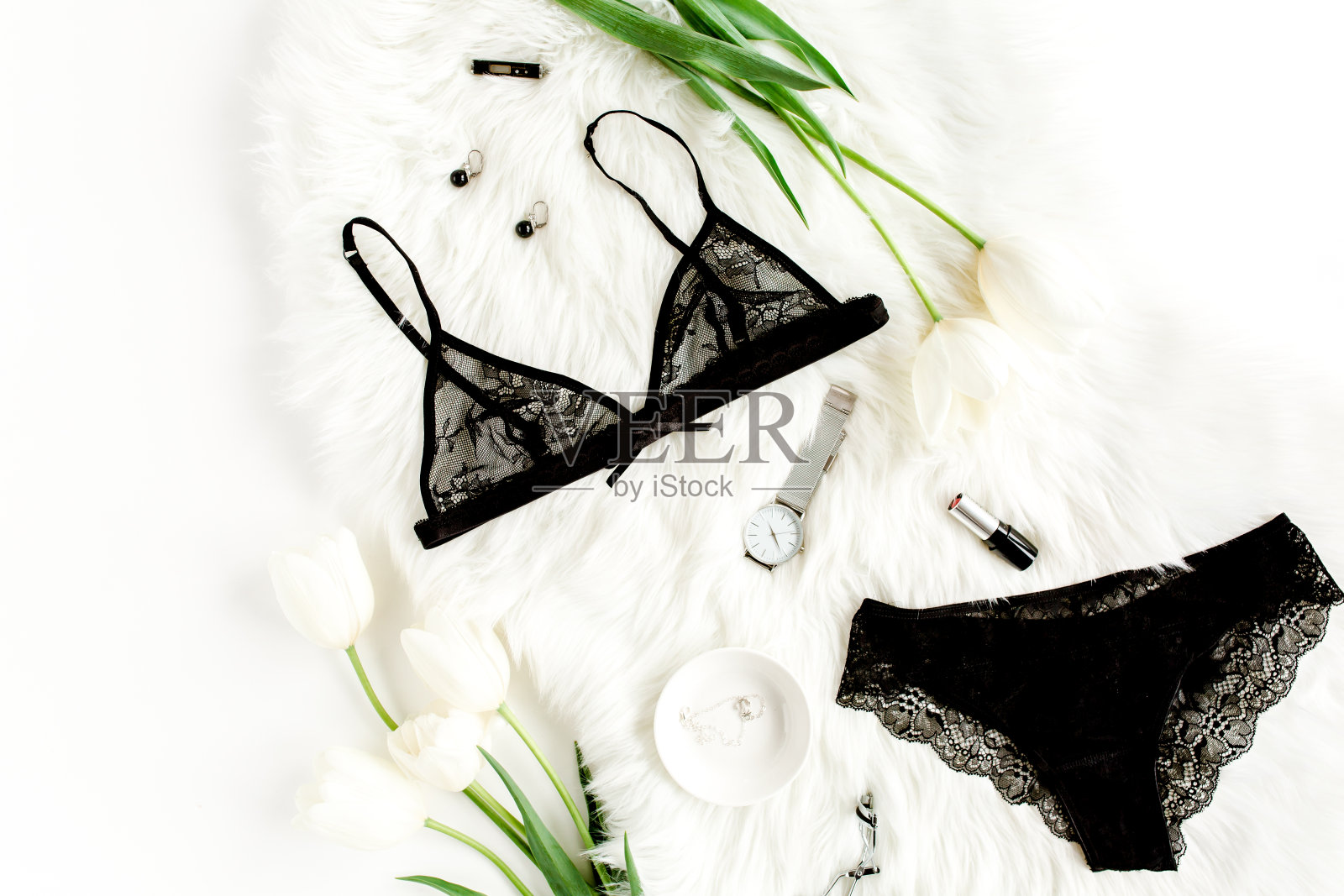 平躺时尚,性感,黑色内衣,配件在白色的背景。俯视图照片摄影图片