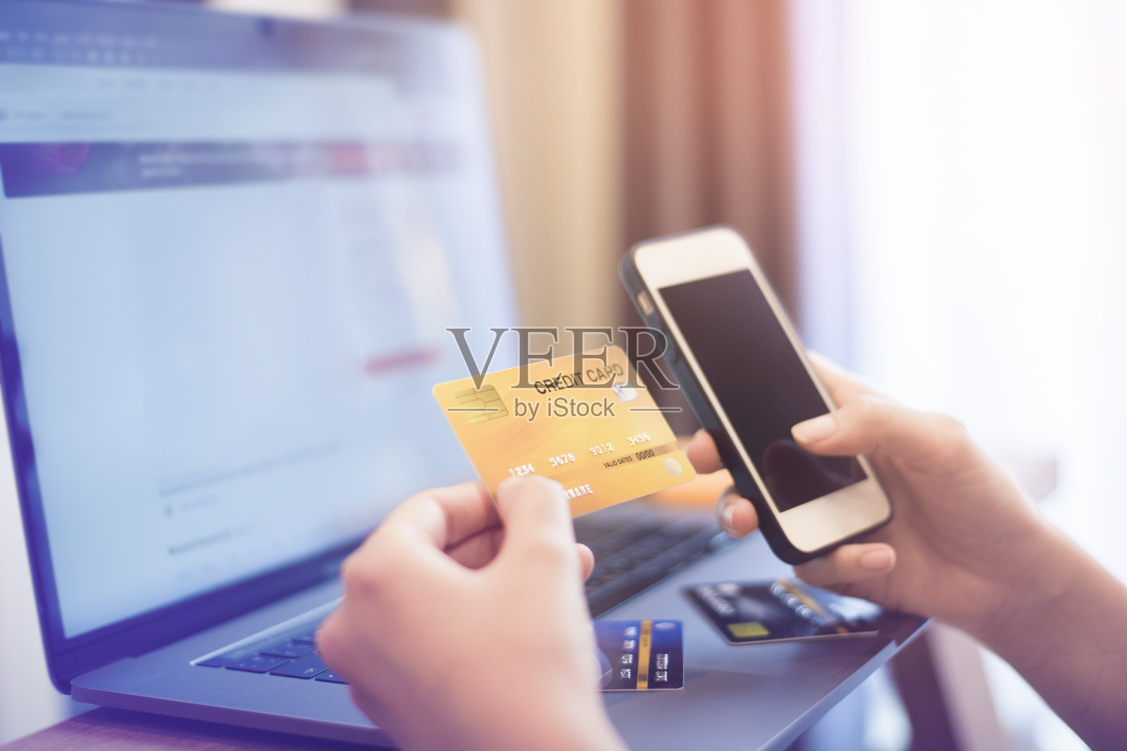 女人手里拿着信用卡,在网上购物照片摄影图片