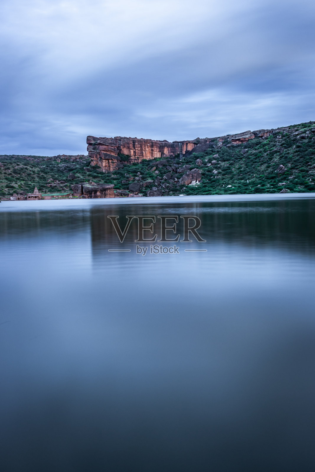 湖泊原始与山背景和明亮的天空长曝光拍摄在黄昏照片摄影图片