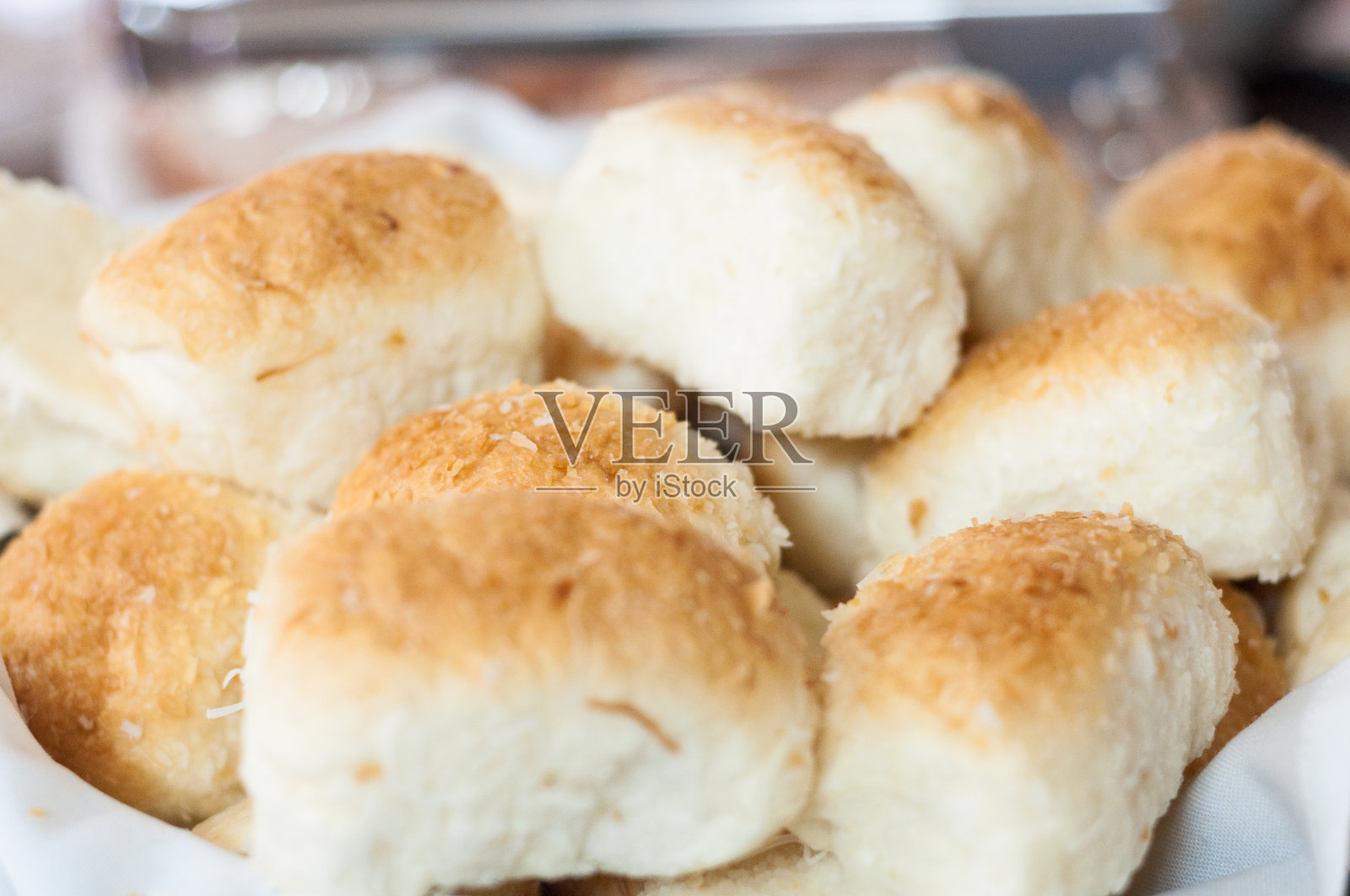 早餐桌上放了很多食物,重点放在第一项上照片摄影图片