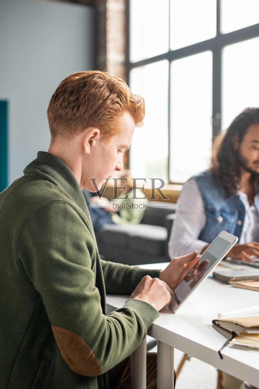 年轻的软件开发人员滚动新的移动应用程序的草图照片摄影图片