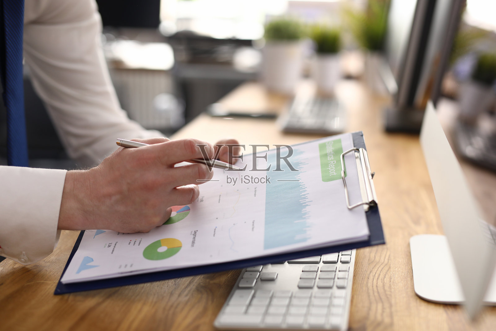 时髦的聪明人在内阁照片摄影图片