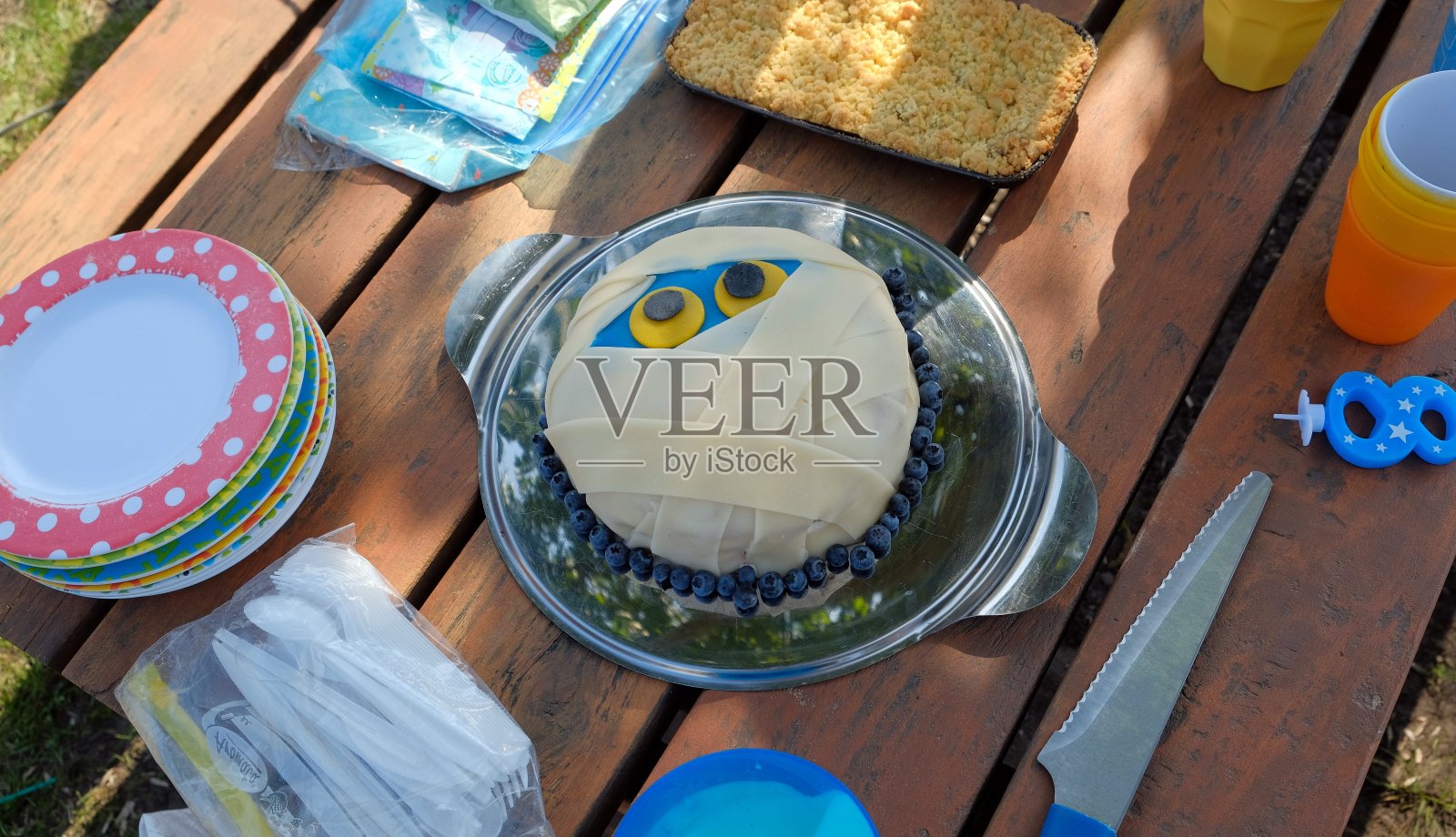 生日蛋糕是木乃伊脸的形状照片摄影图片