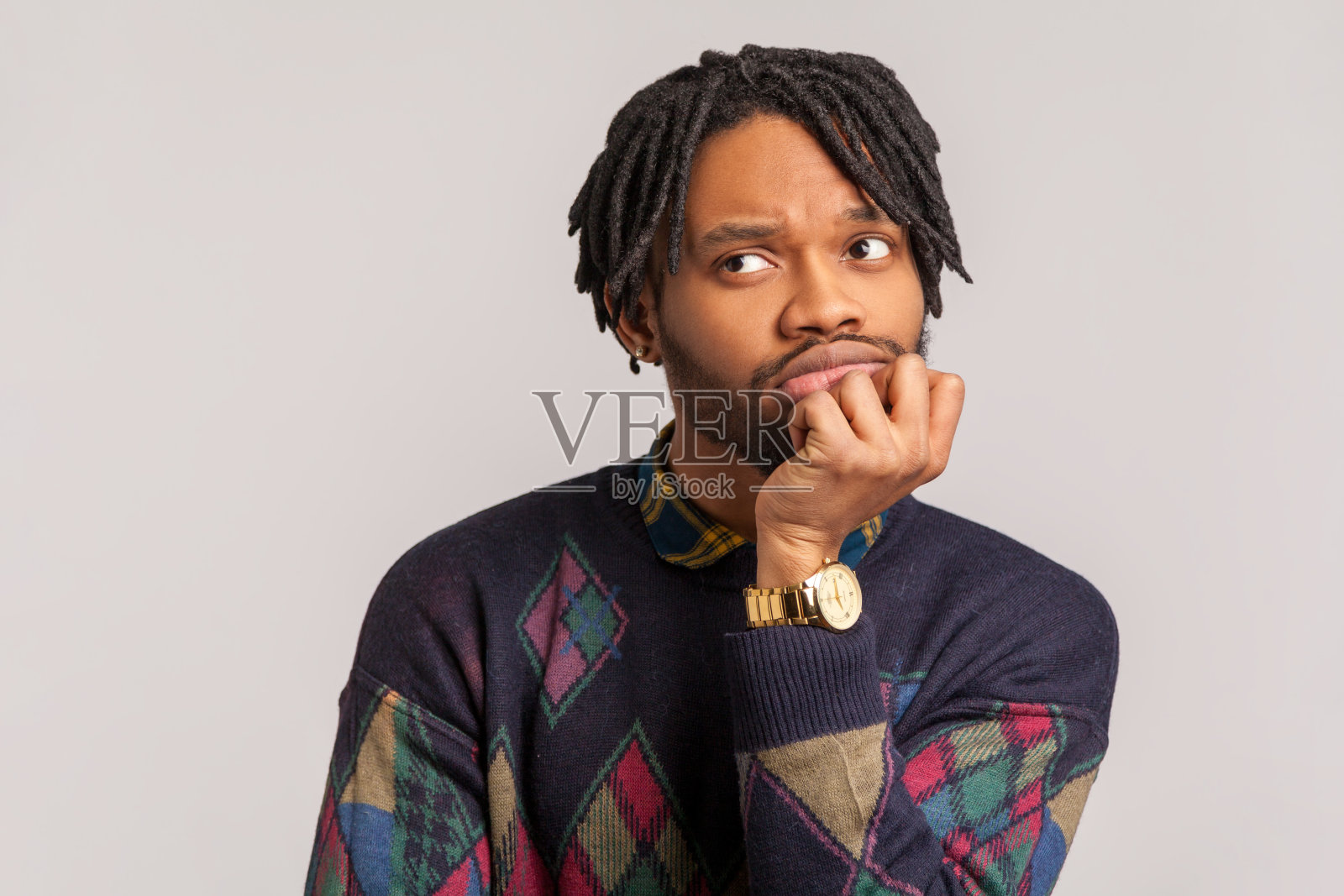 一个忧伤忧郁的非洲男人,头靠在手上,思考着,思考着未来,等待着,梦想着照片摄影图片