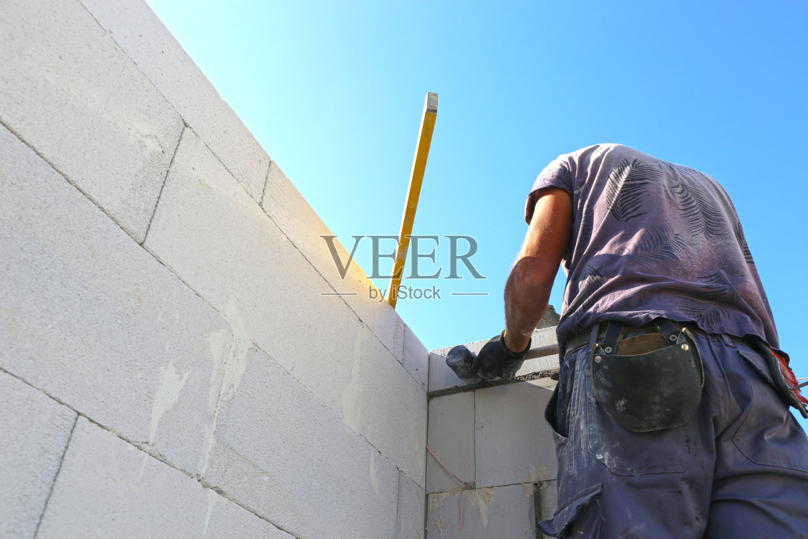 建筑工人(泥瓦匠)在建筑工地工作照片摄影图片