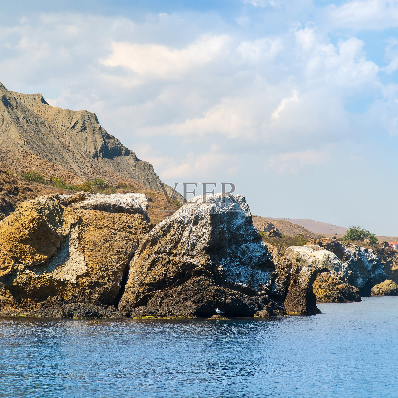 岩石以大圆石的形式出现,石头上覆盖着一层白色的涂层。前景是大海。照片摄影图片